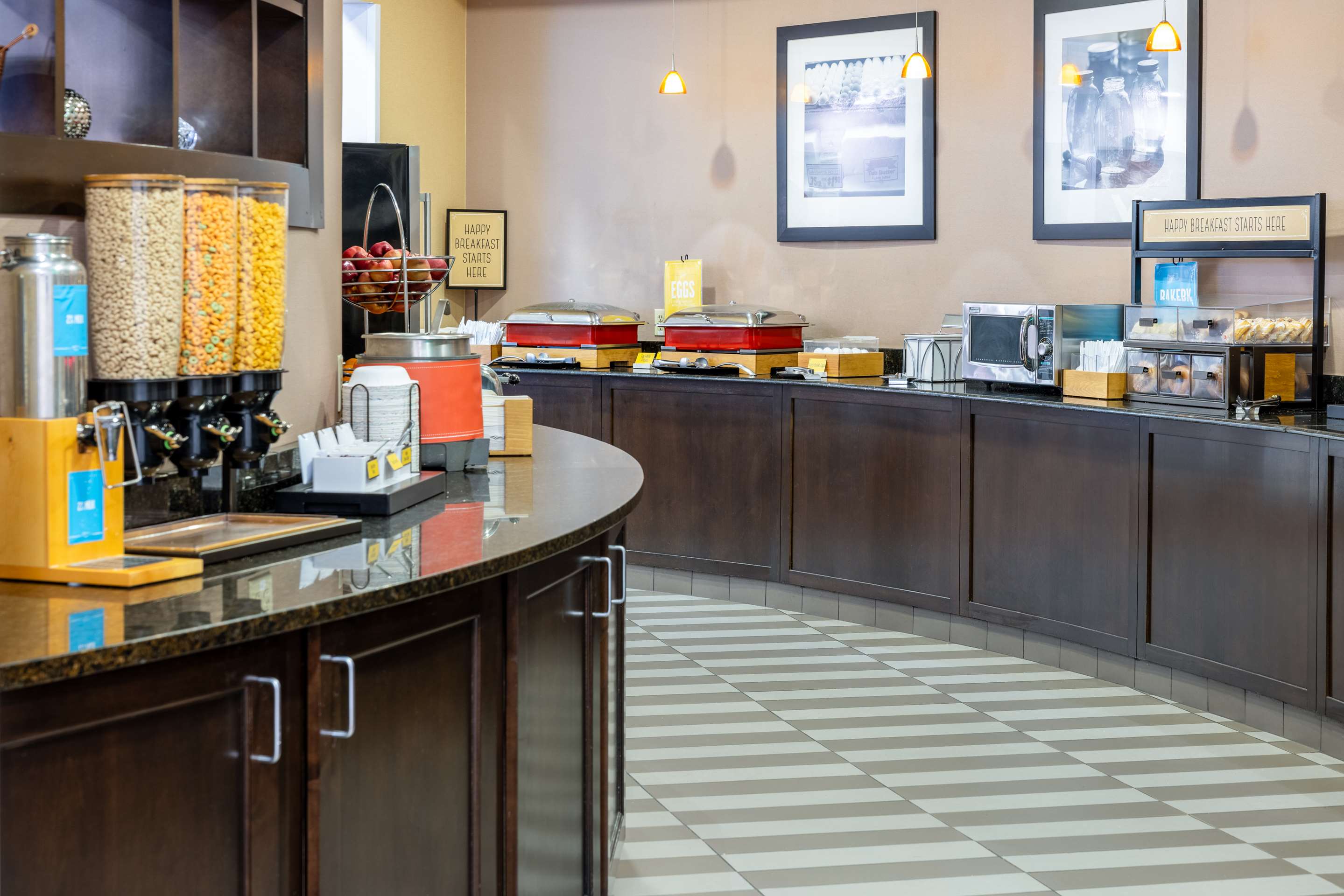 Breakfast Area | Hampton Inn & Suites Hershey