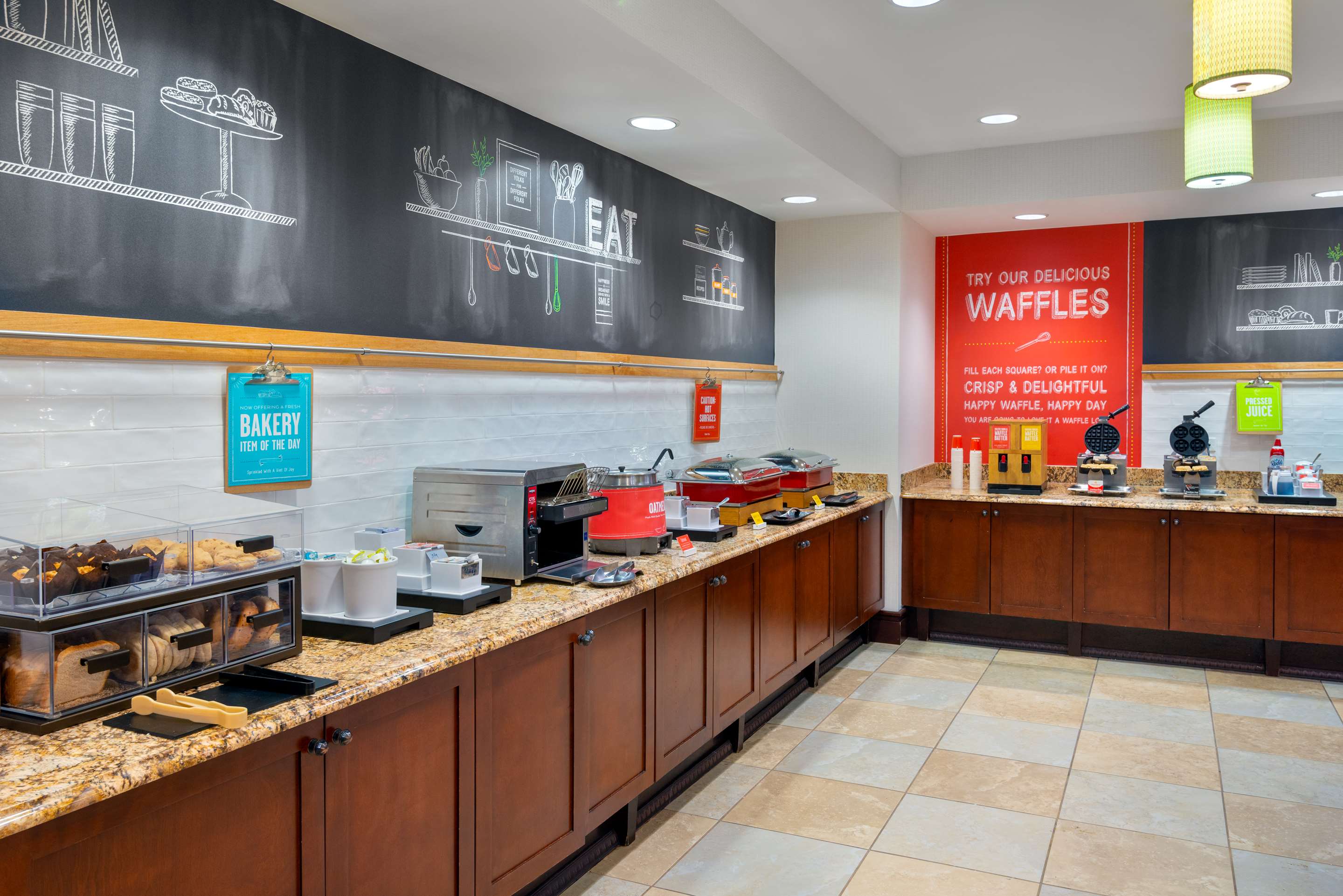 Breakfast Area | Hampton Inn & Suites Hartford/Farmington