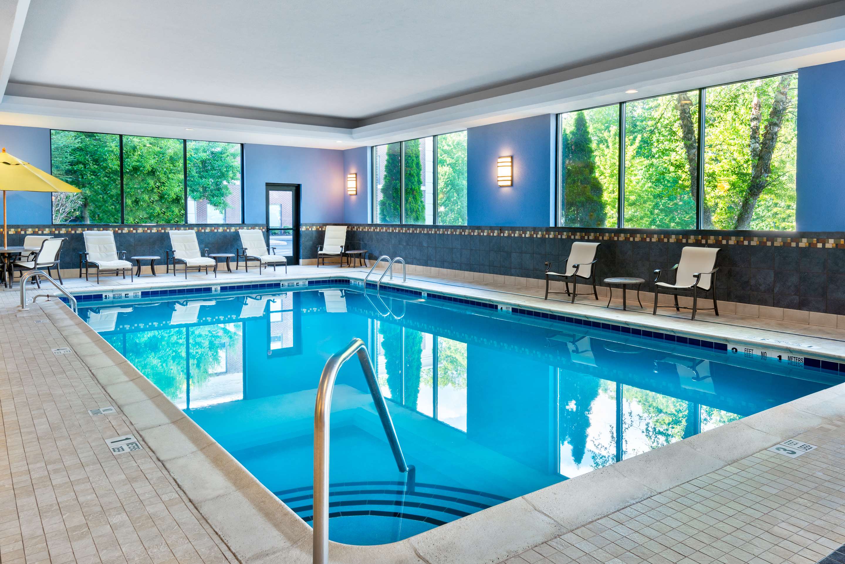 Pool | Hampton Inn & Suites Hartford/Farmington
