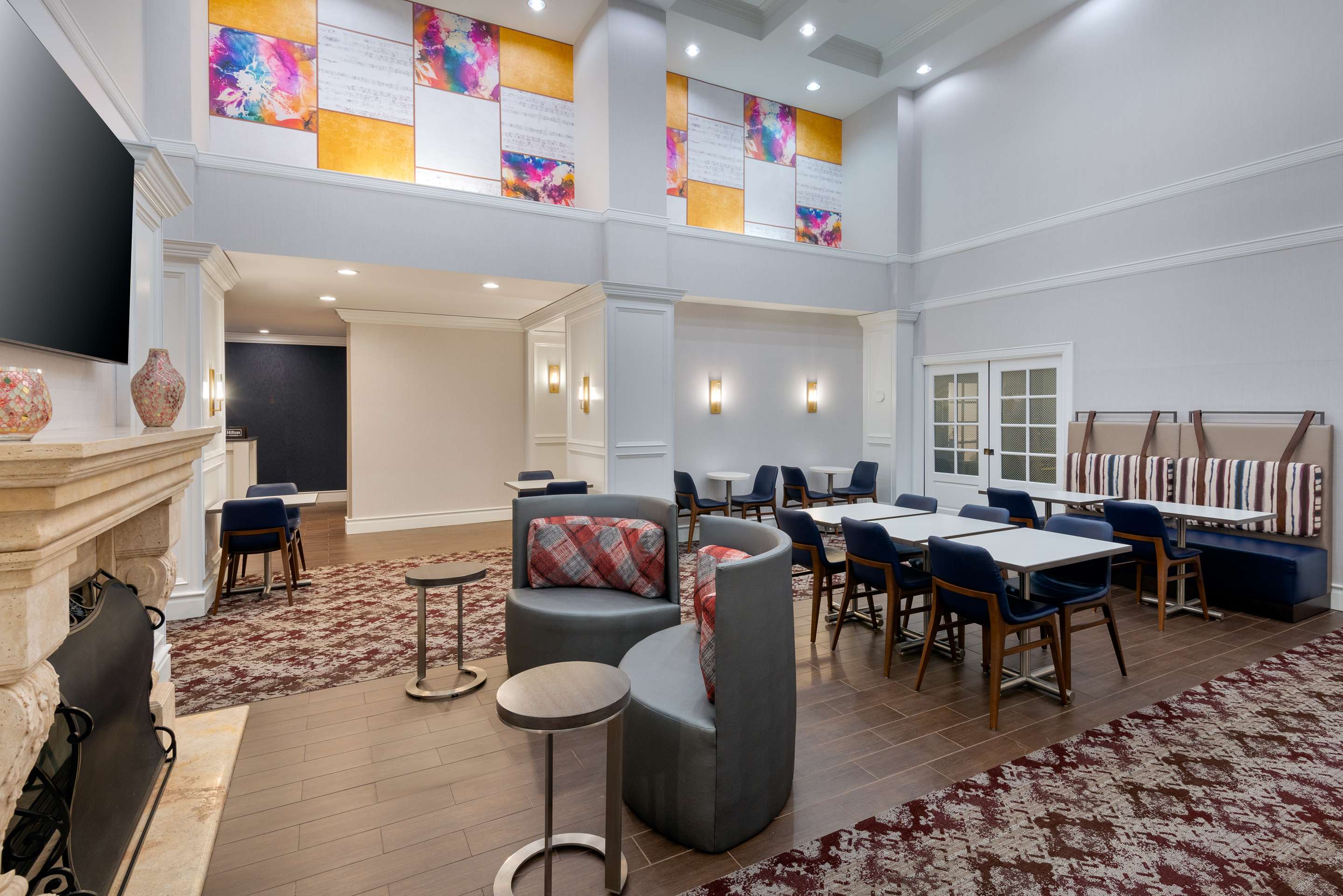 Breakfast Area | Hampton Inn & Suites Hartford/Farmington