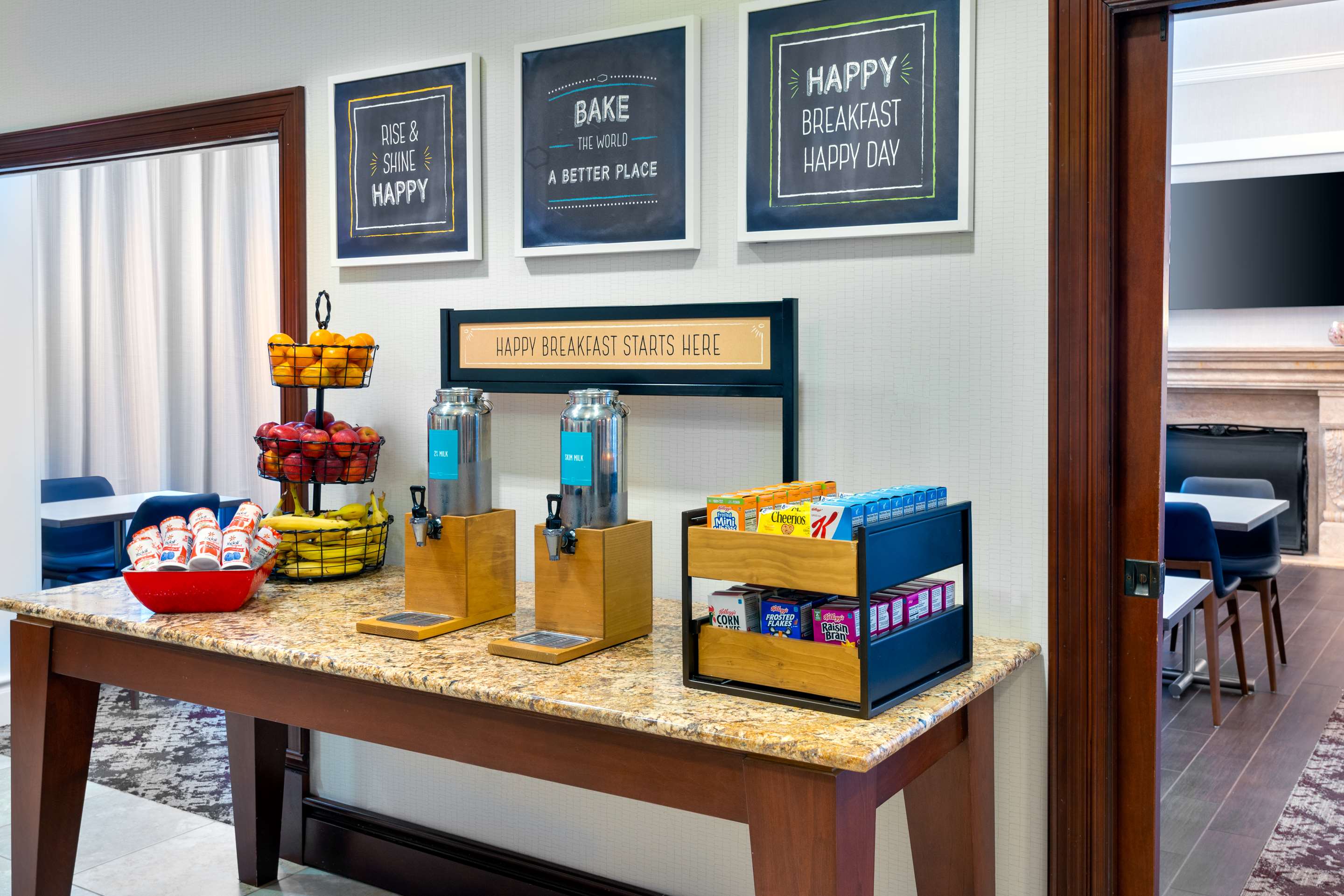 Breakfast Area | Hampton Inn & Suites Hartford/Farmington