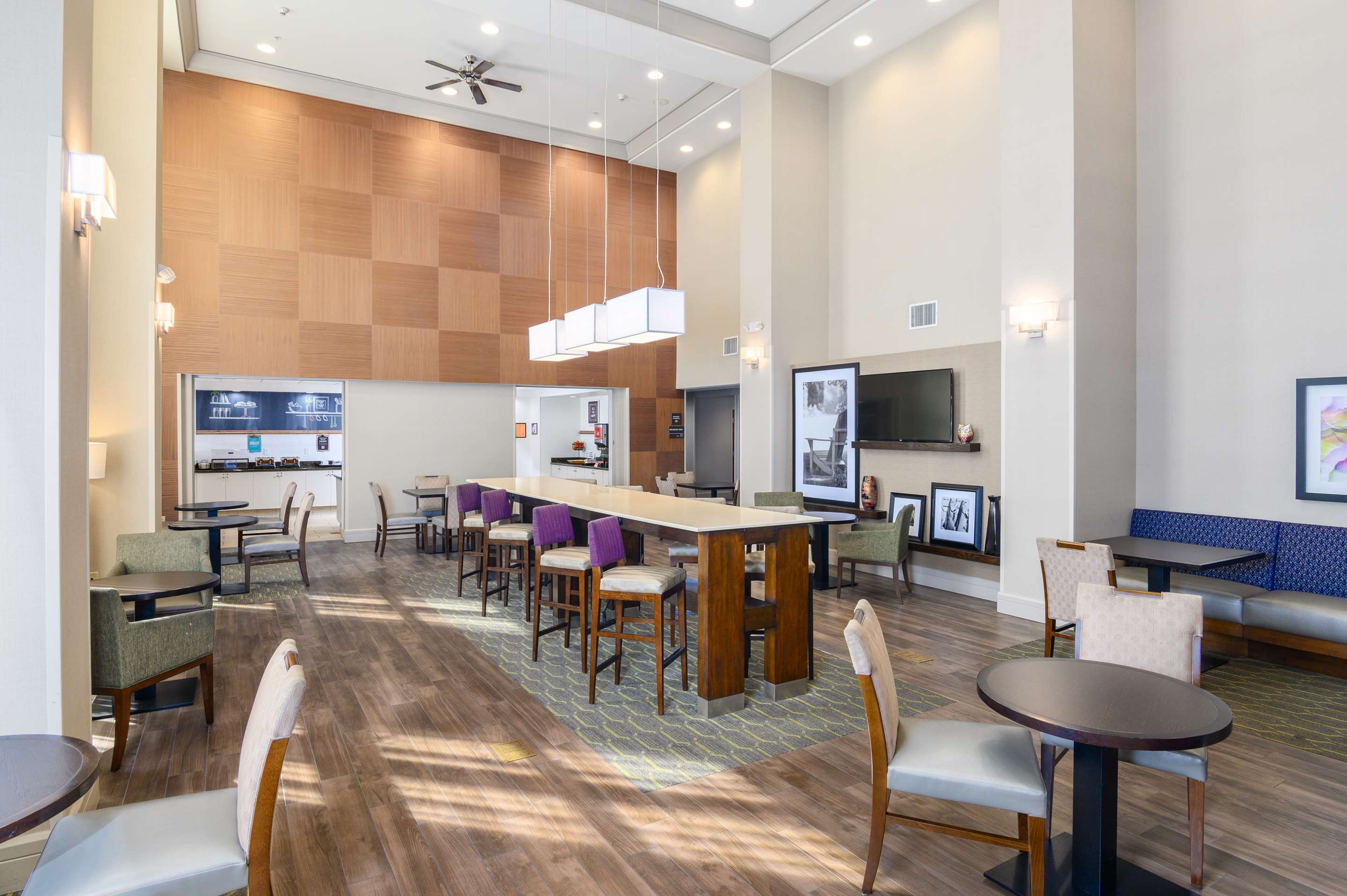 Breakfast Area | Hampton Inn & Suites Hartford-Manchester