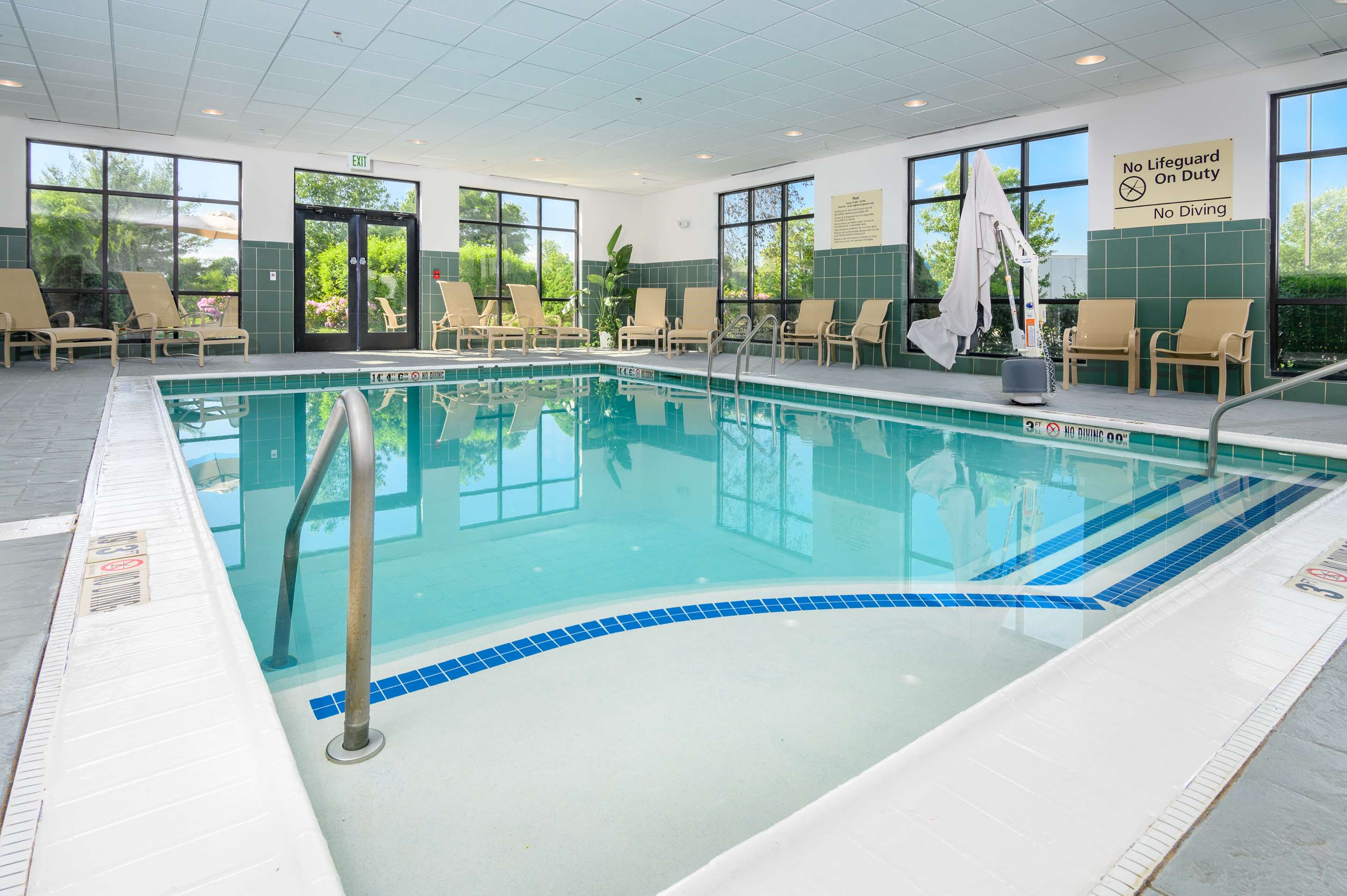 Pool | Hampton Inn & Suites Hartford-Manchester