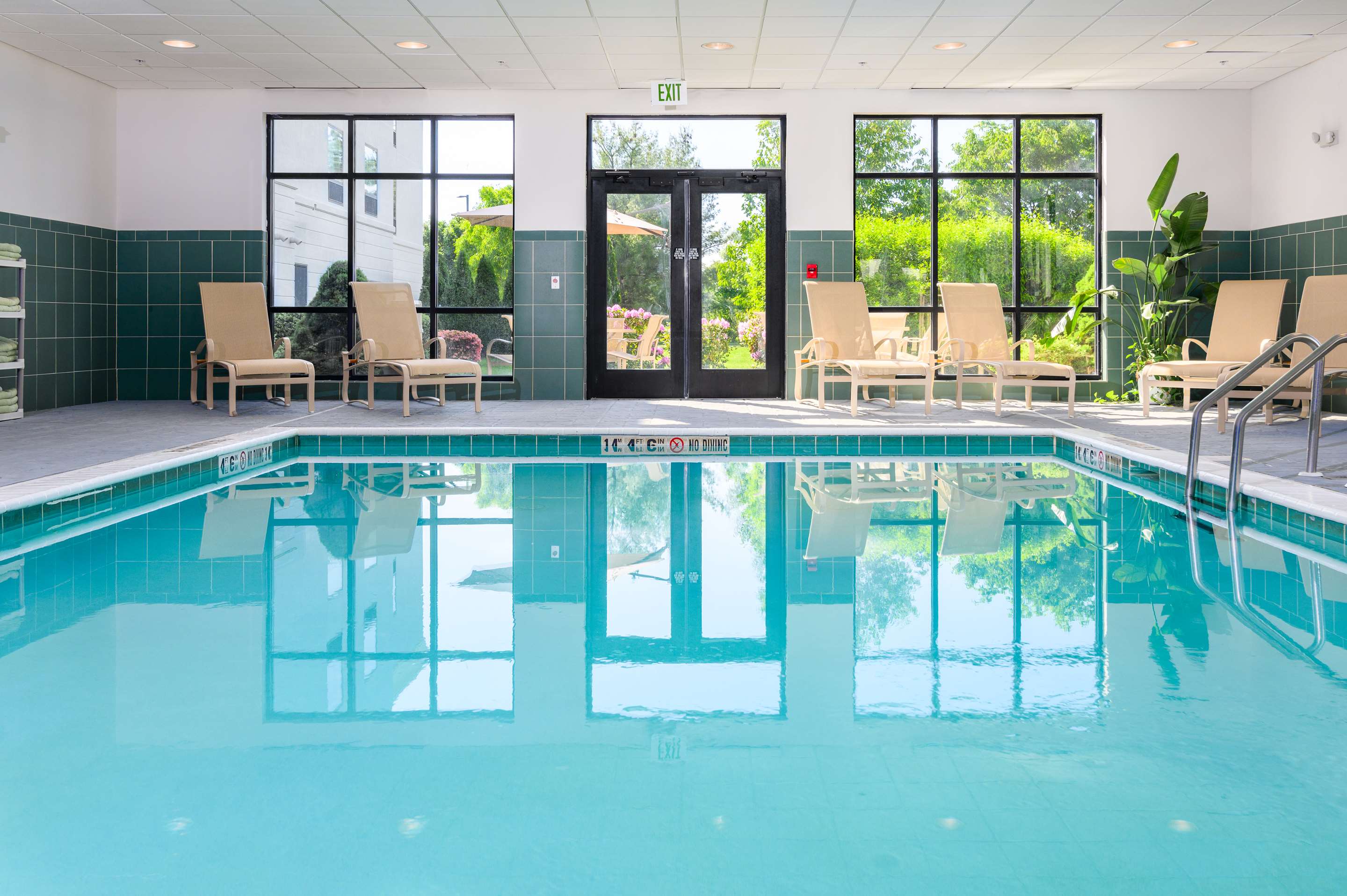 Pool | Hampton Inn & Suites Hartford-Manchester