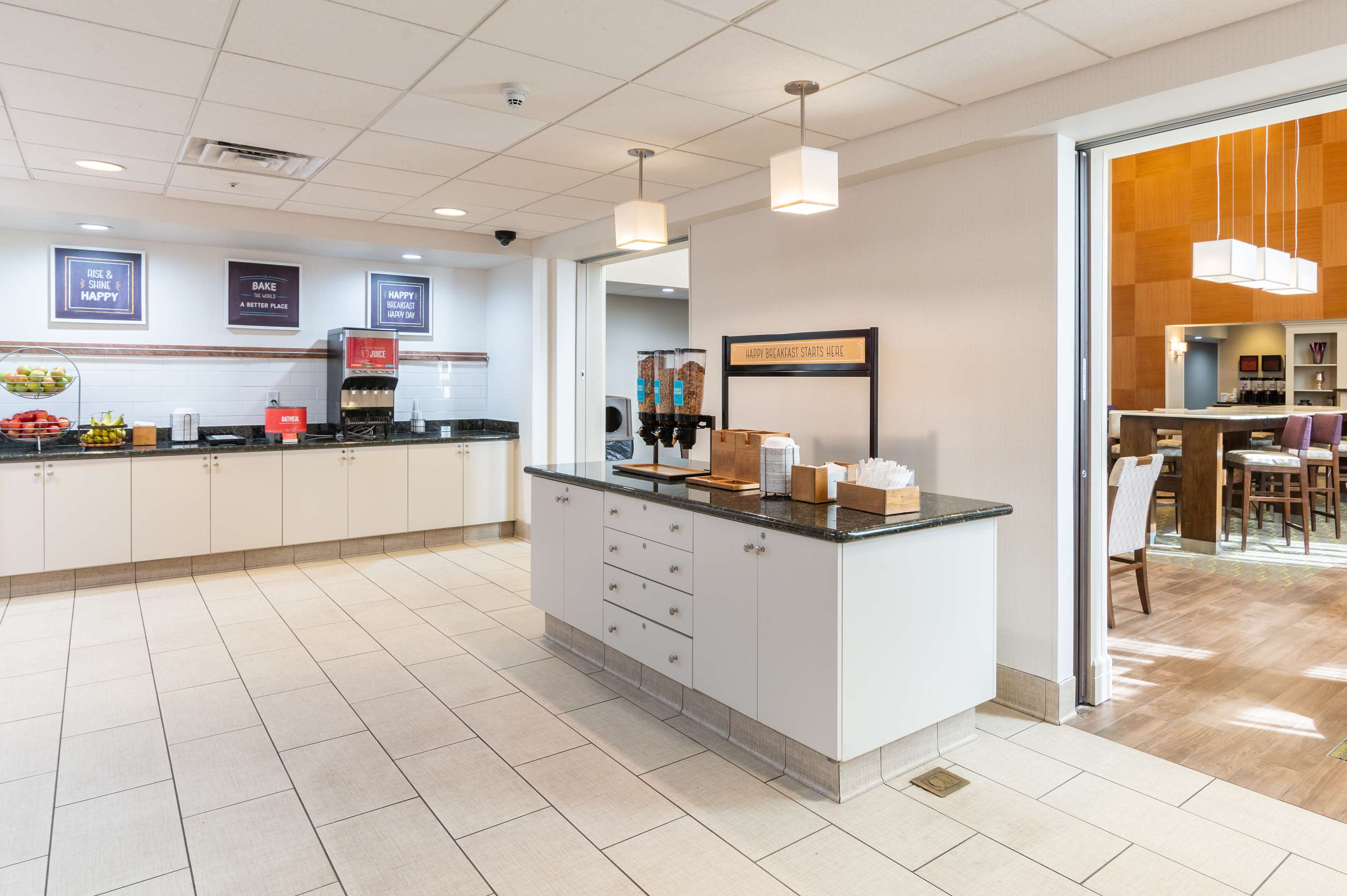Breakfast Area | Hampton Inn & Suites Hartford-Manchester