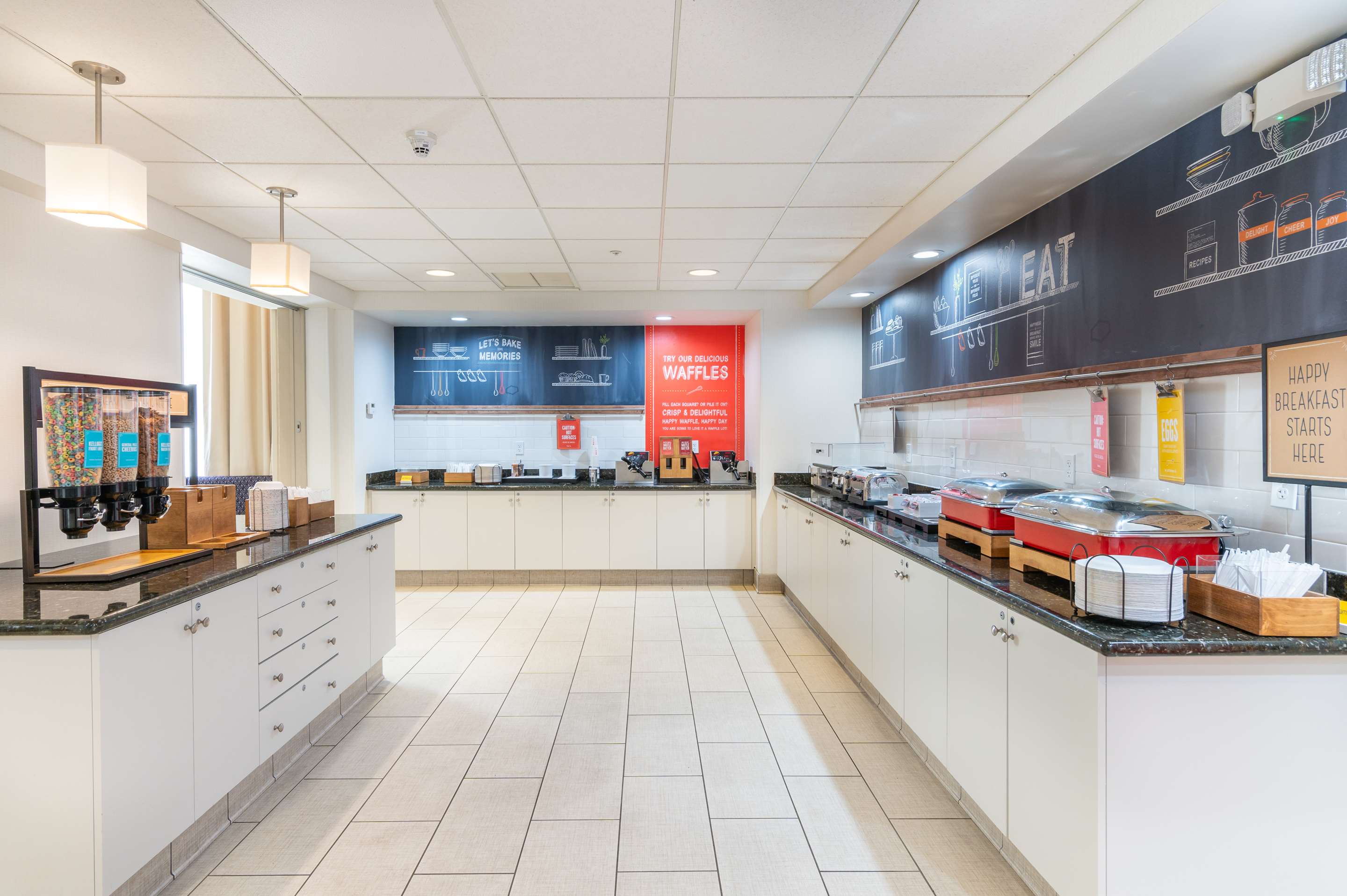 Breakfast Area | Hampton Inn & Suites Hartford-Manchester