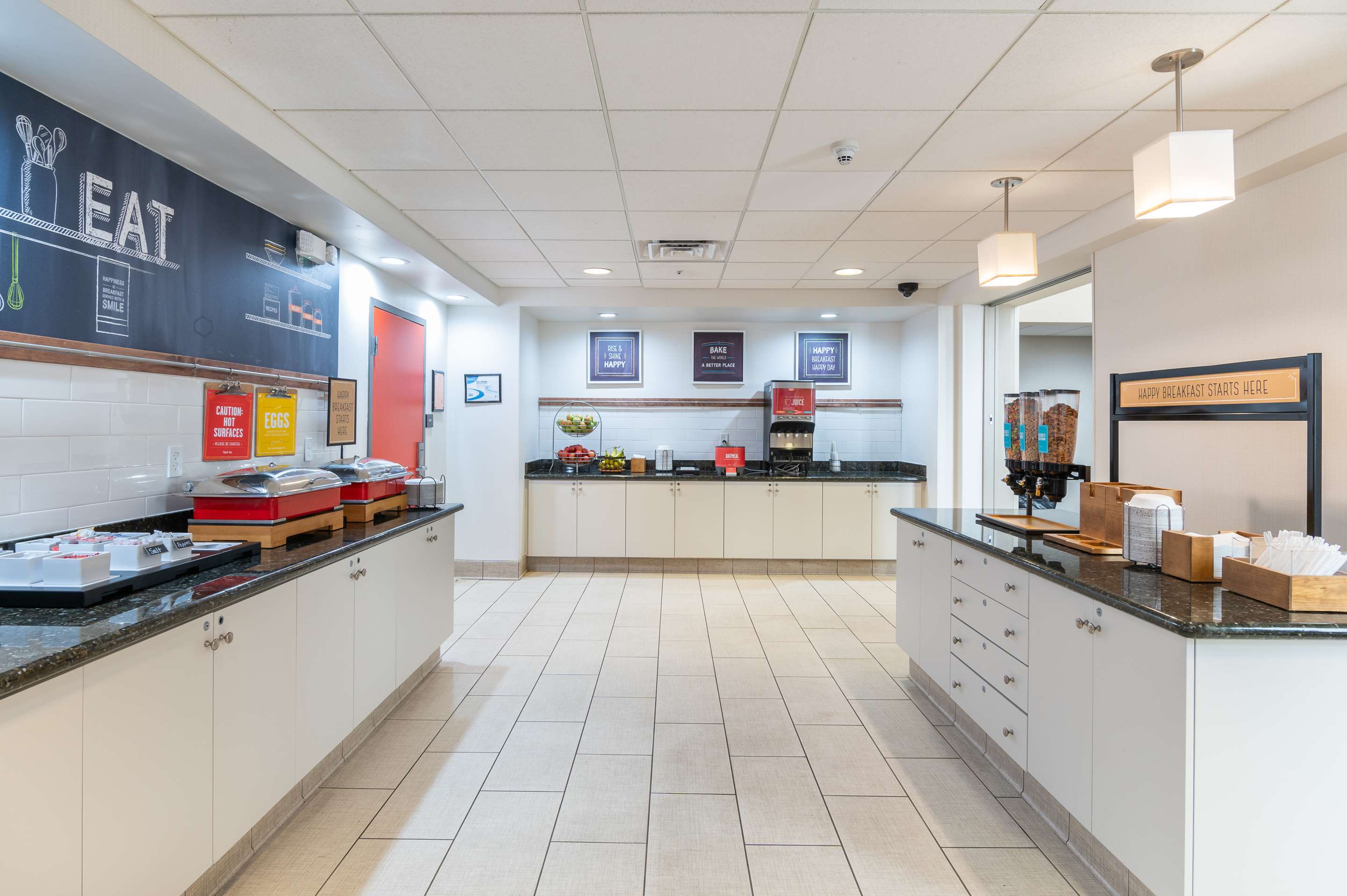 Breakfast Area | Hampton Inn & Suites Hartford-Manchester