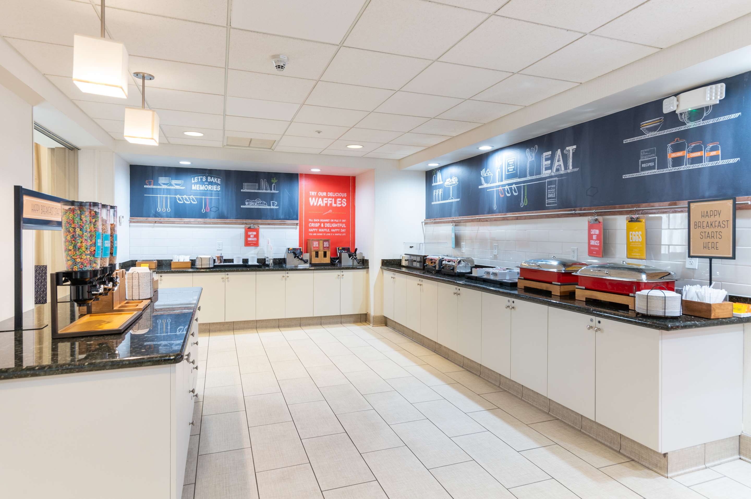 Breakfast Area | Hampton Inn & Suites Hartford-Manchester