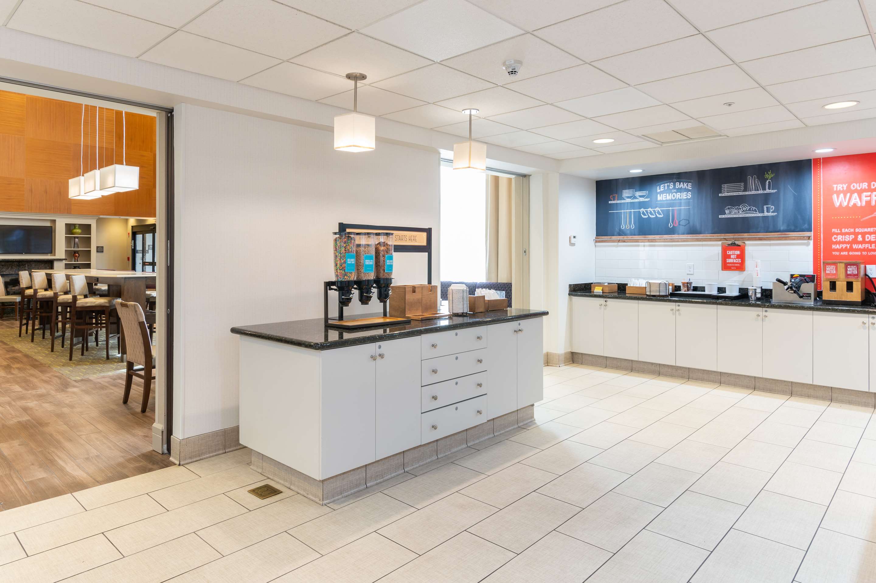 Breakfast Area | Hampton Inn & Suites Hartford-Manchester