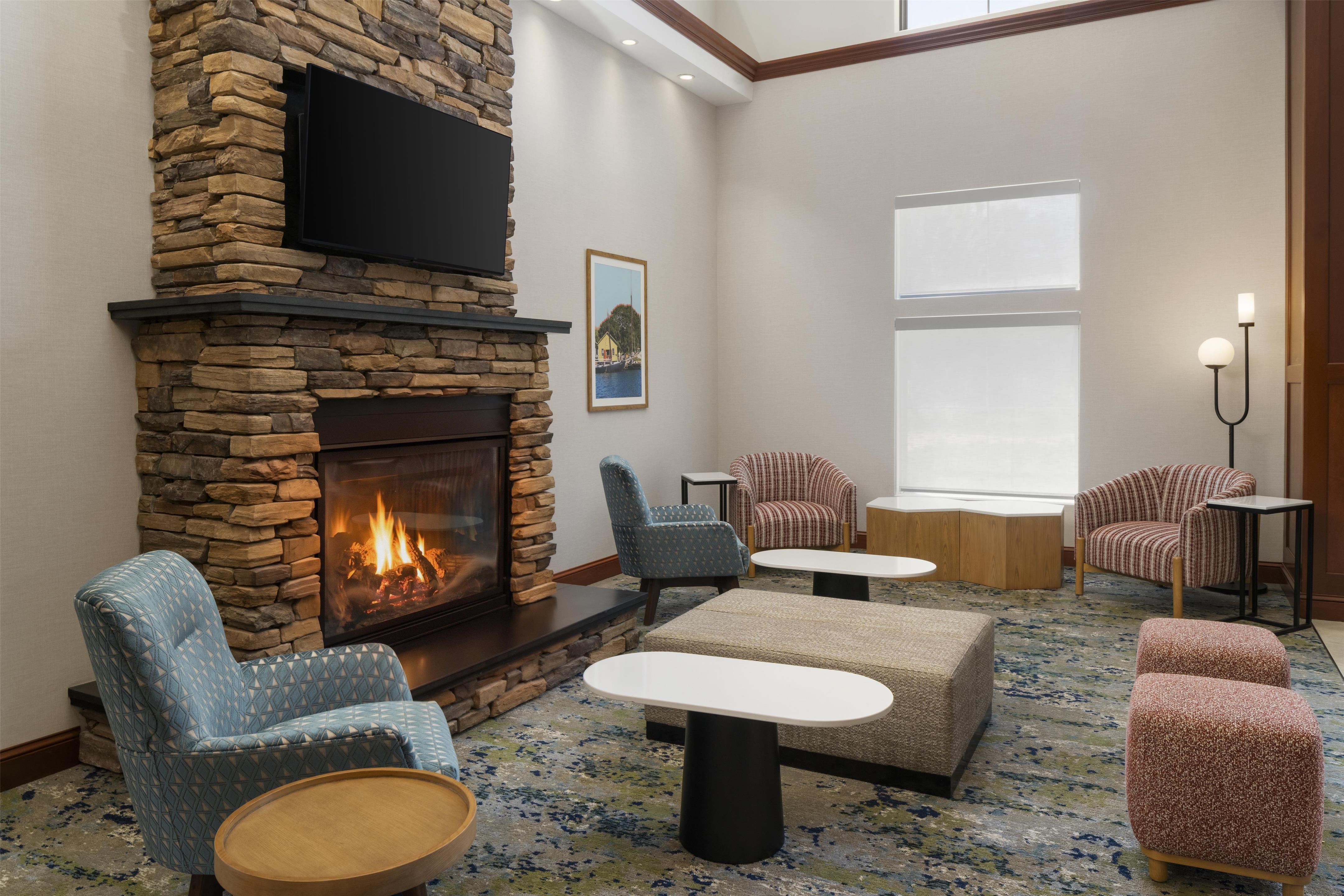 Lobby | Hampton Inn & Suites Mystic