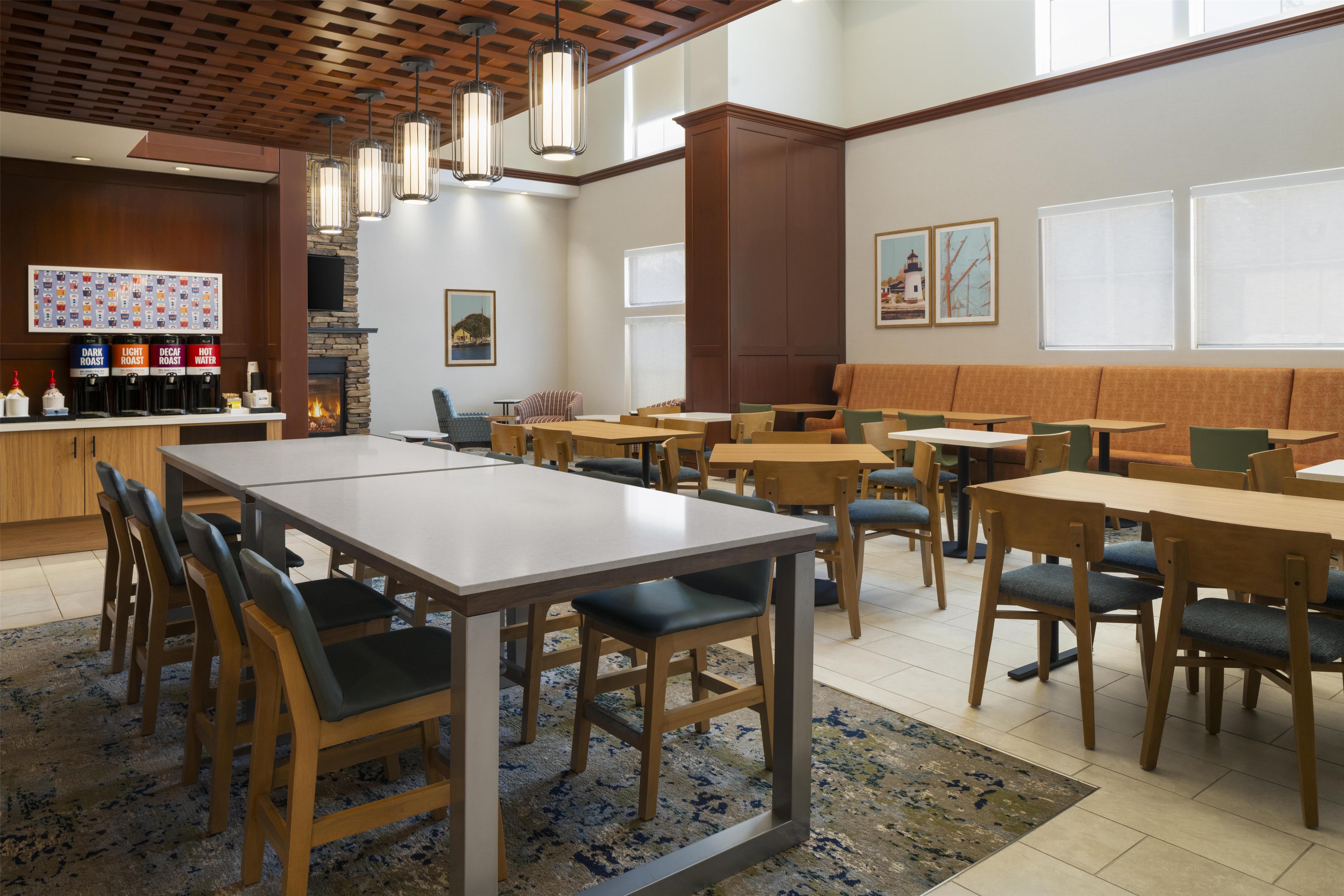 Breakfast Area | Hampton Inn & Suites Mystic