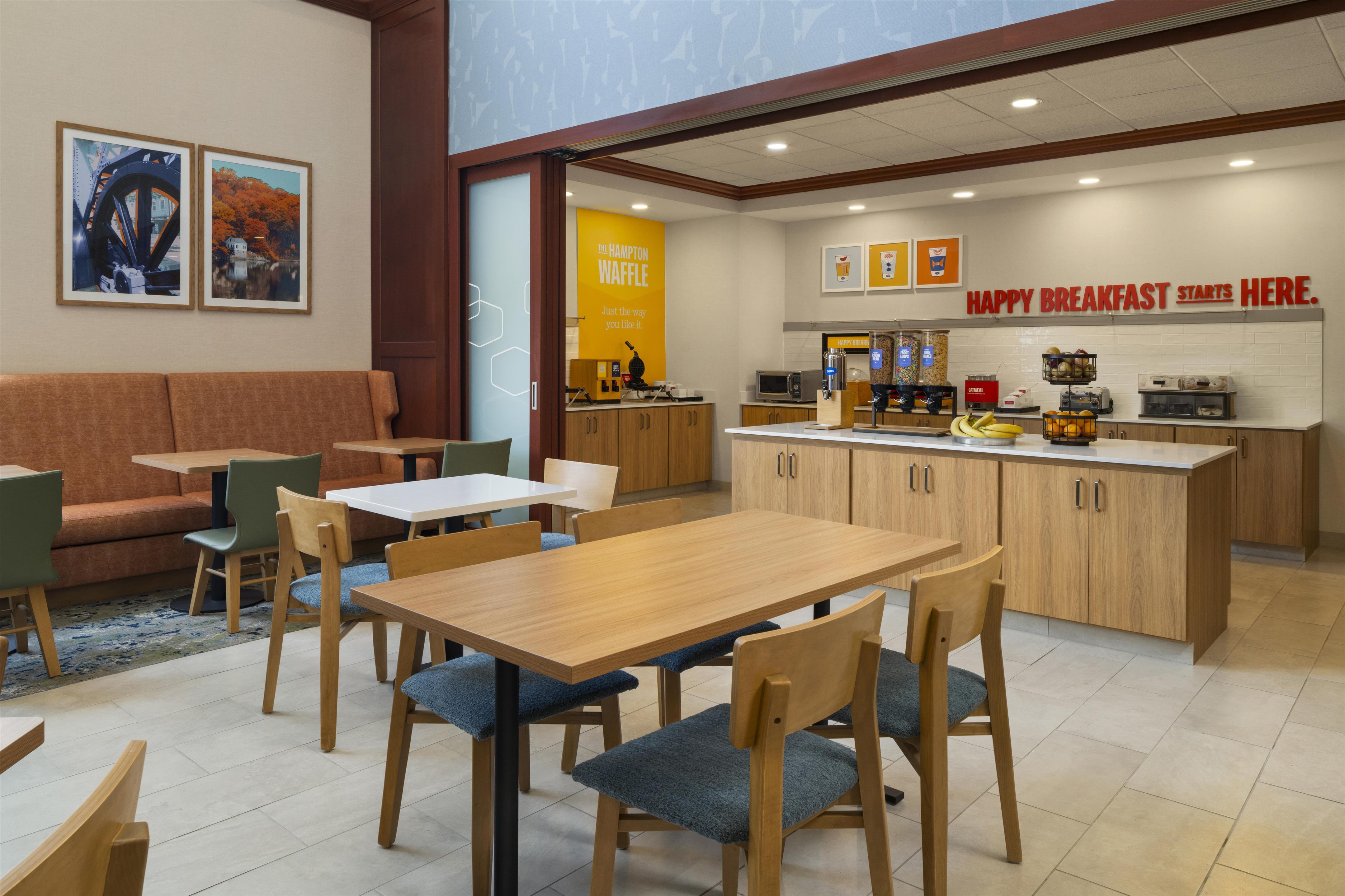Breakfast Area | Hampton Inn & Suites Mystic