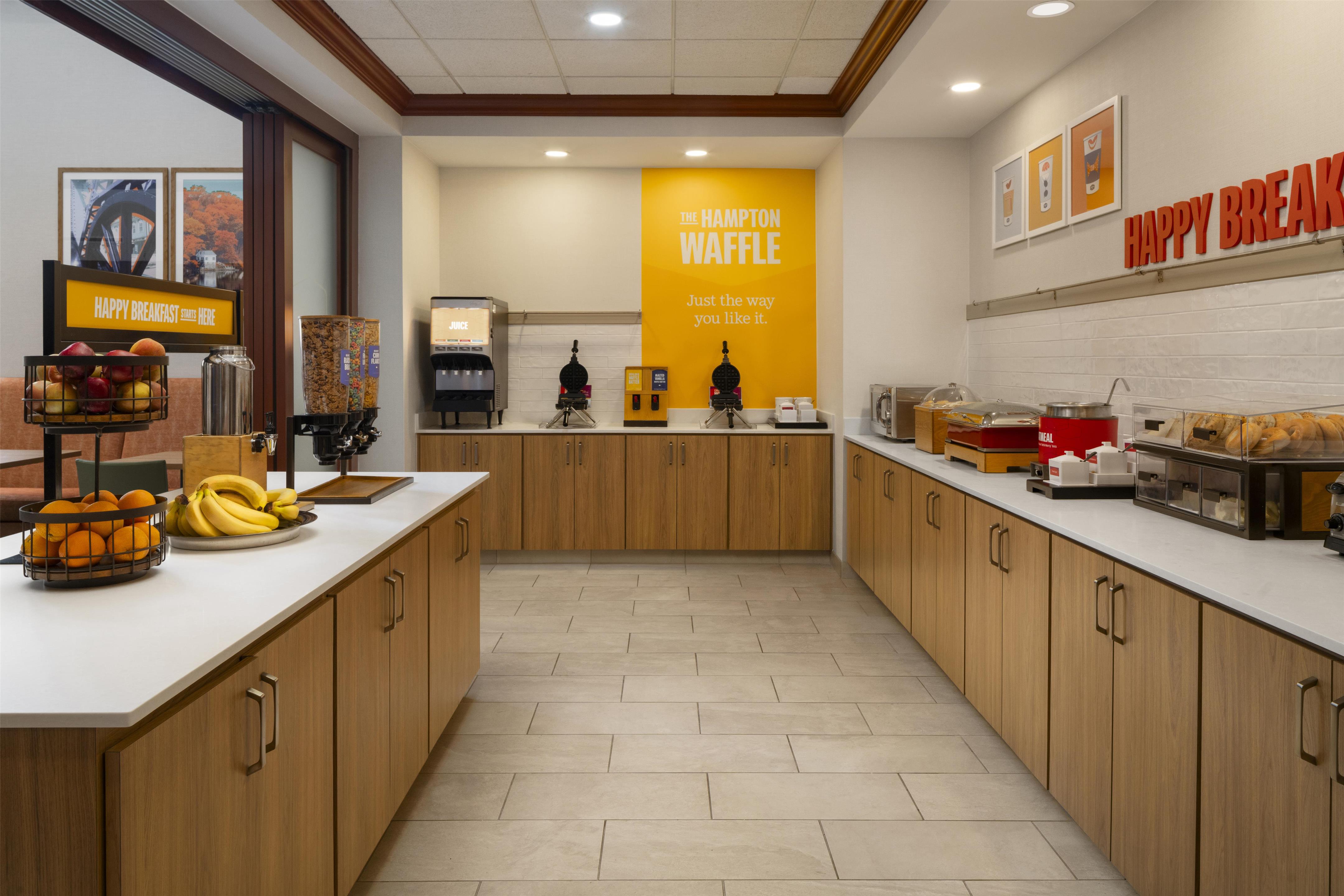 Breakfast Area | Hampton Inn & Suites Mystic