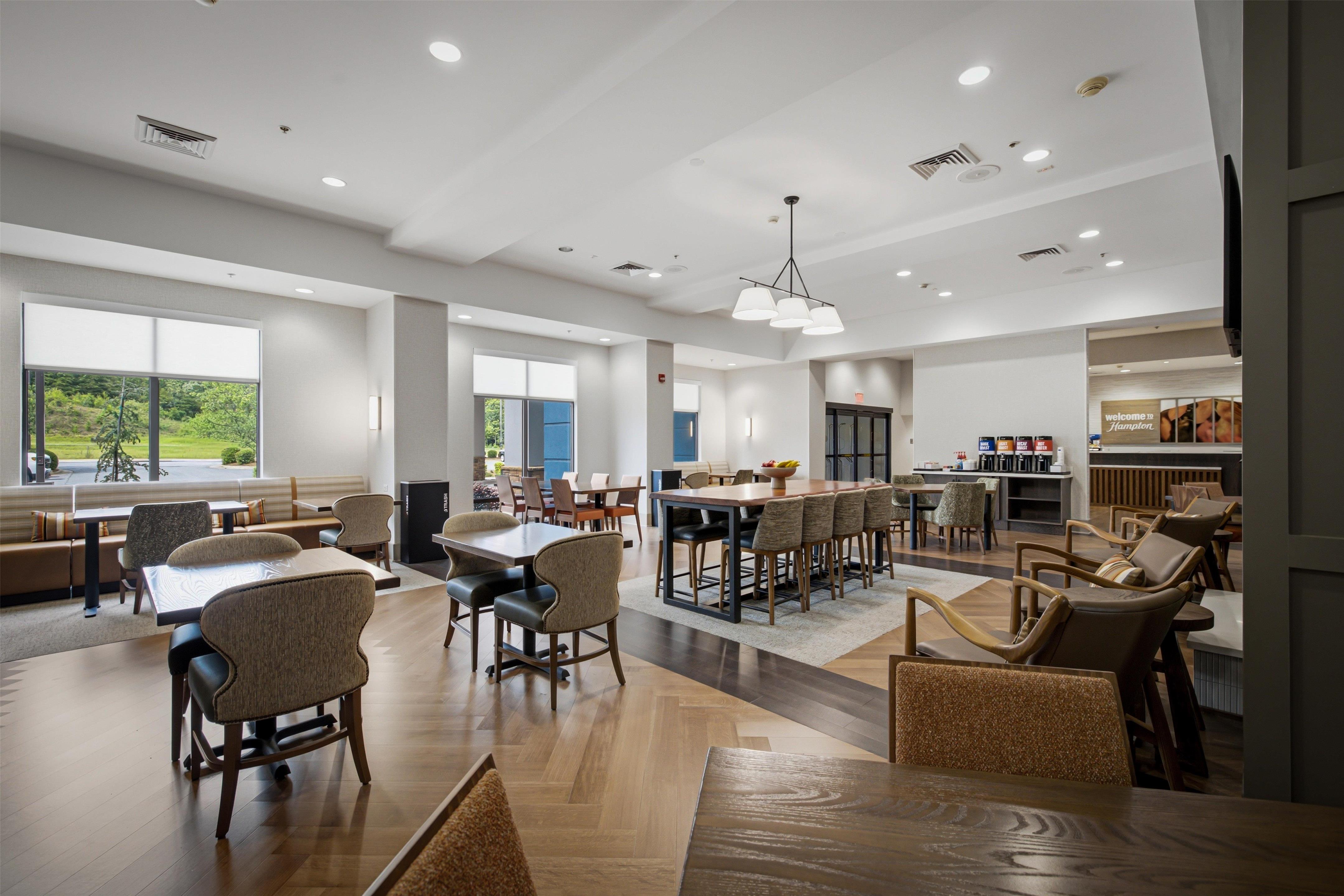 Lobby | Hampton Inn Hickory