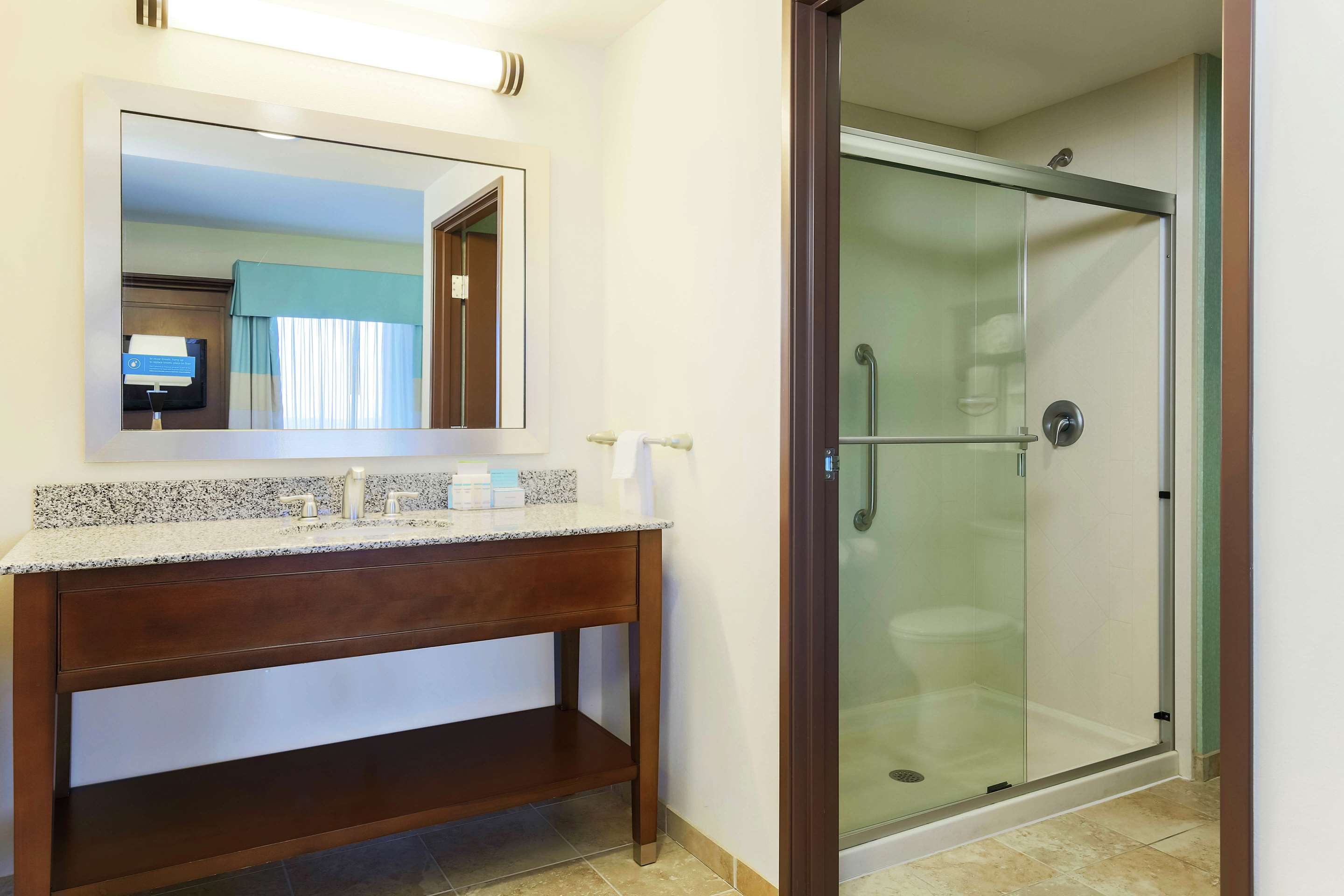 Guest room bath