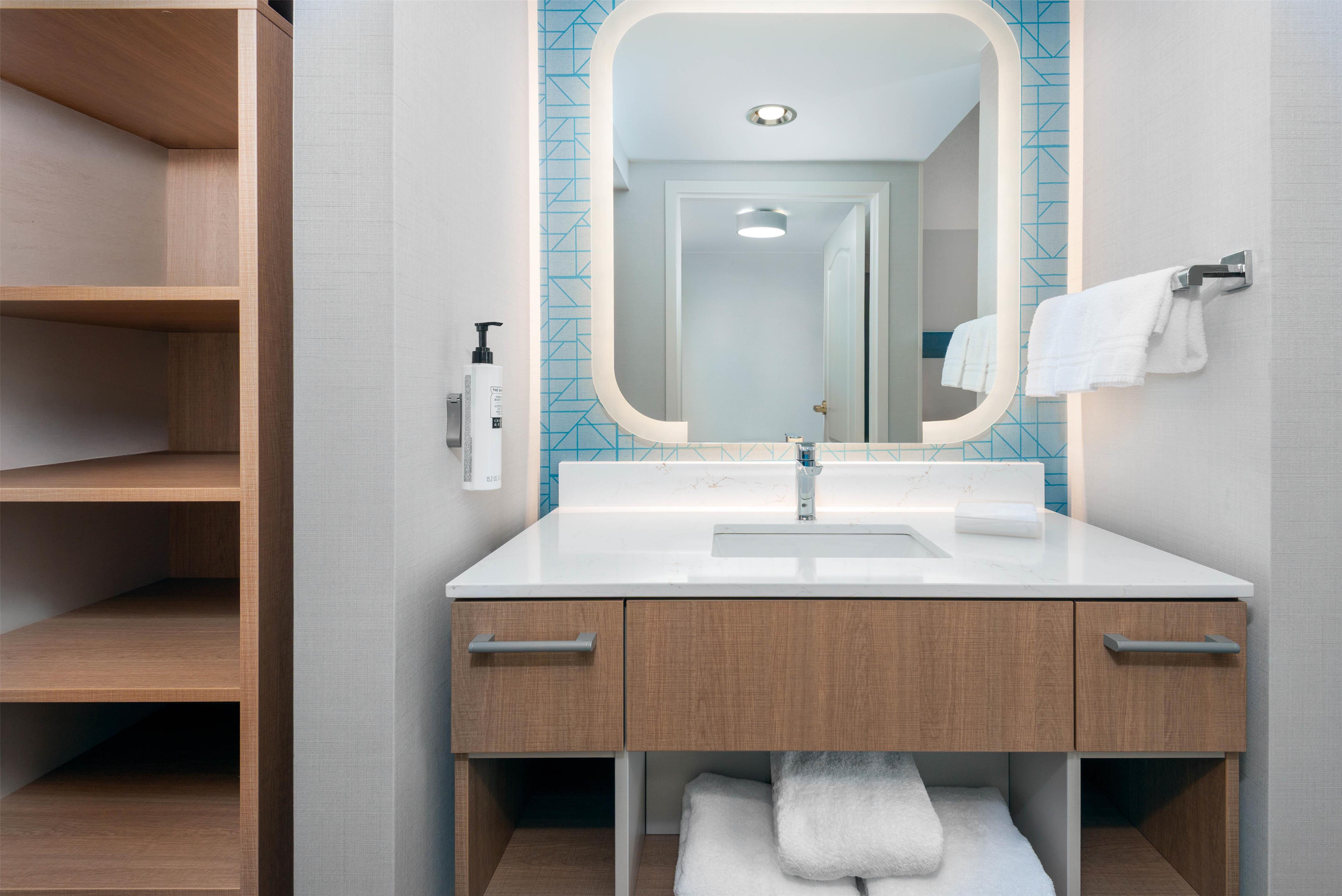 Guest room bath