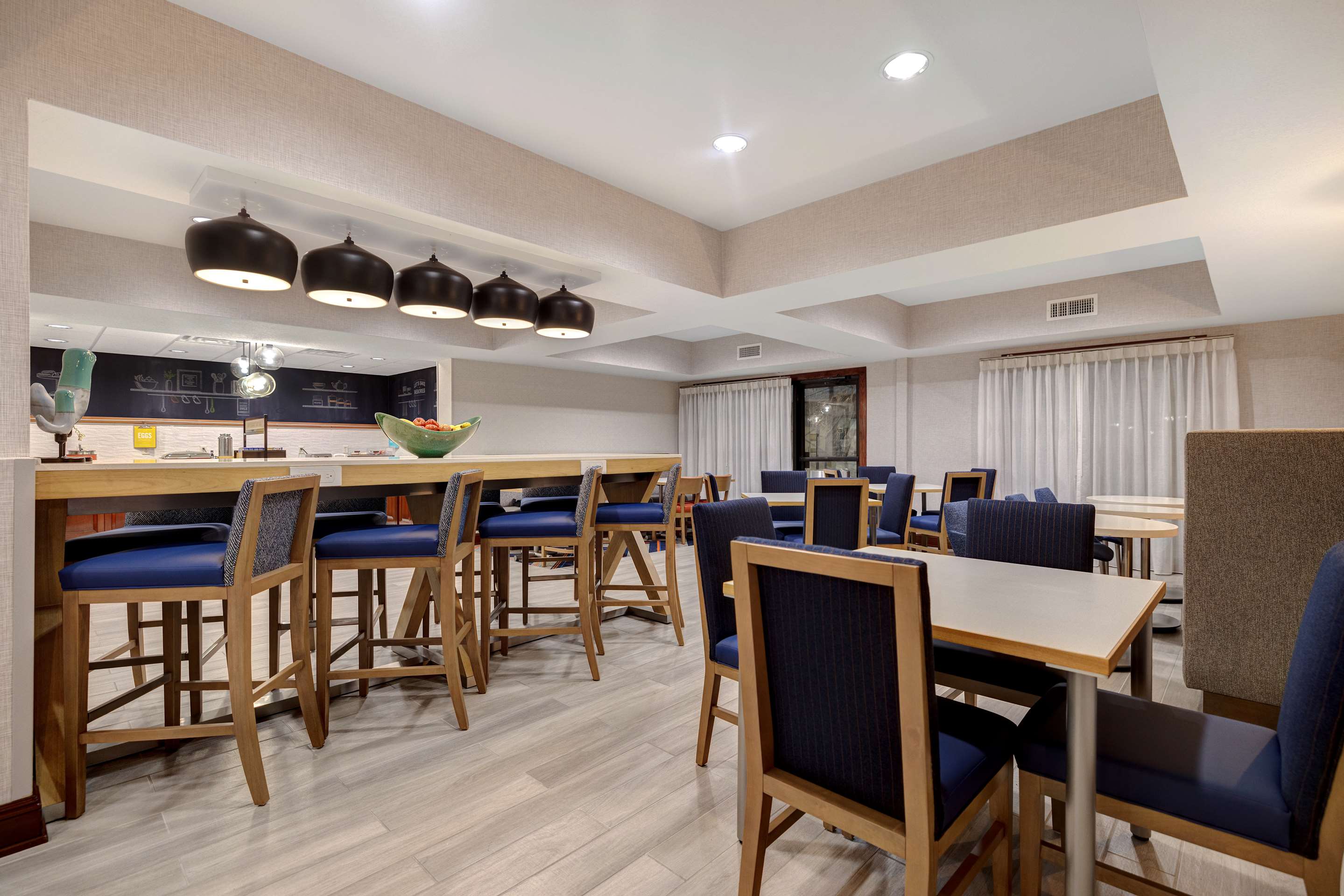 Breakfast Area | Hampton Inn Hot Springs