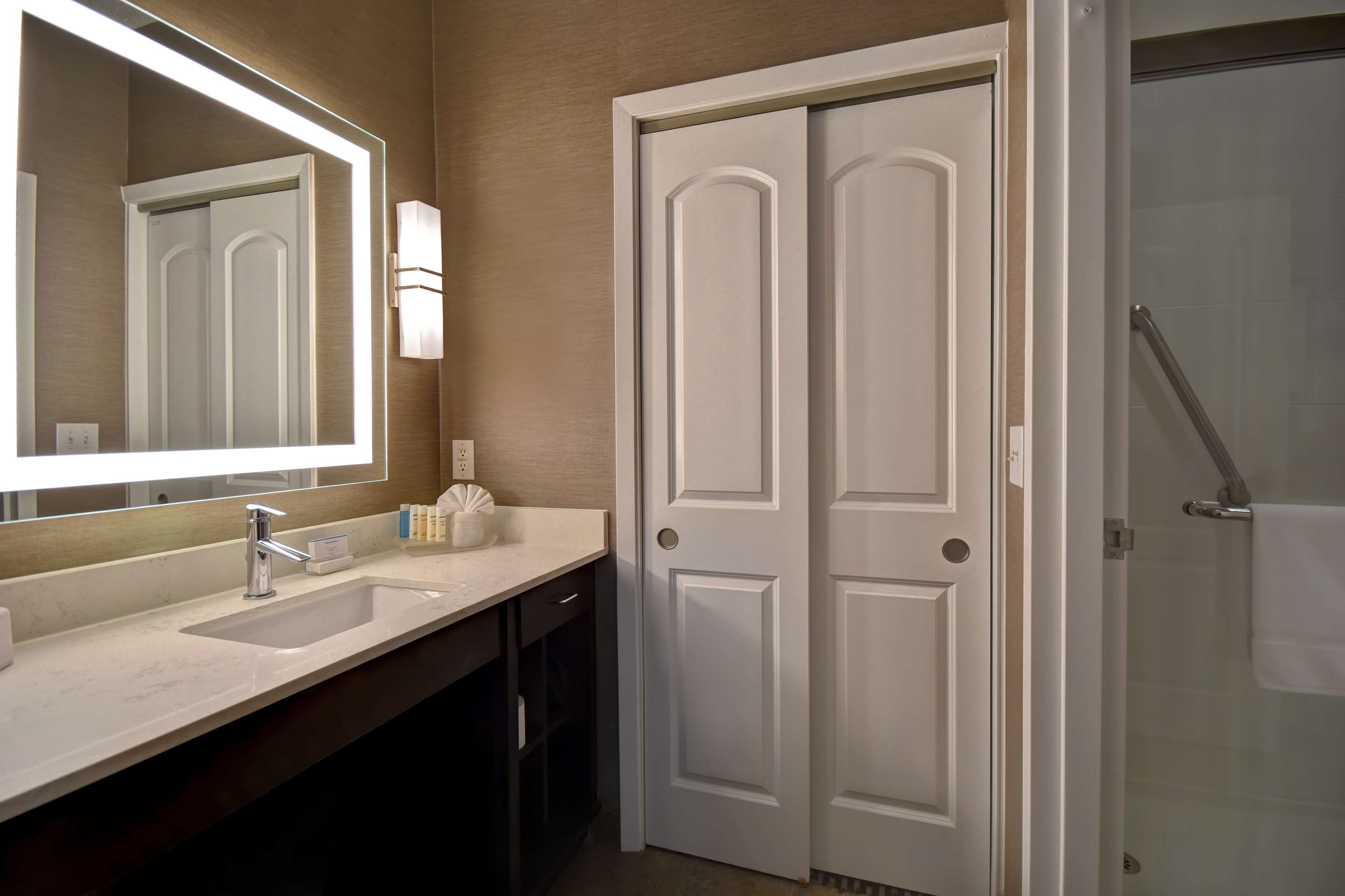 Guest room bath