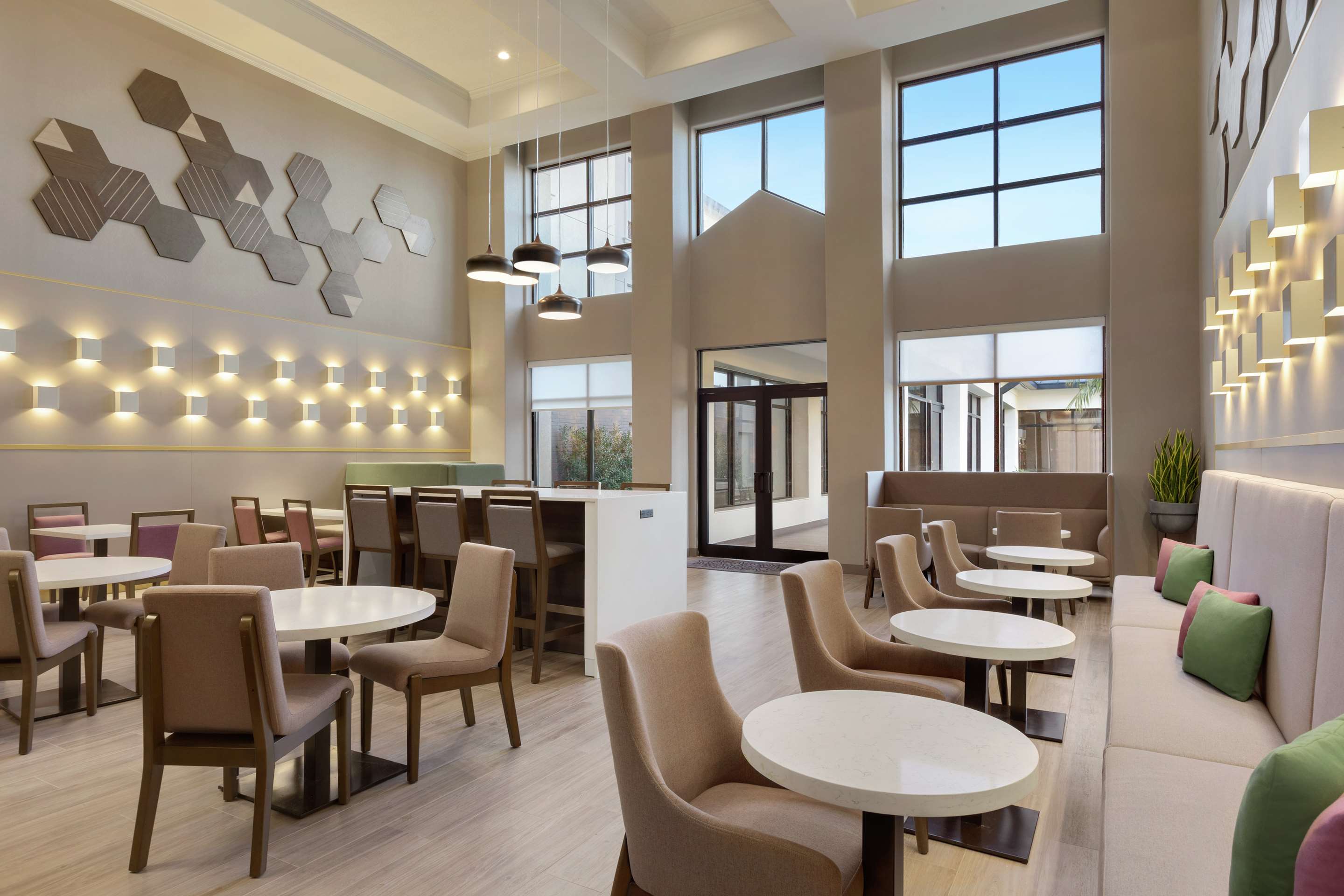 Breakfast Area | Hampton Inn & Suites Houston-Cypress Station