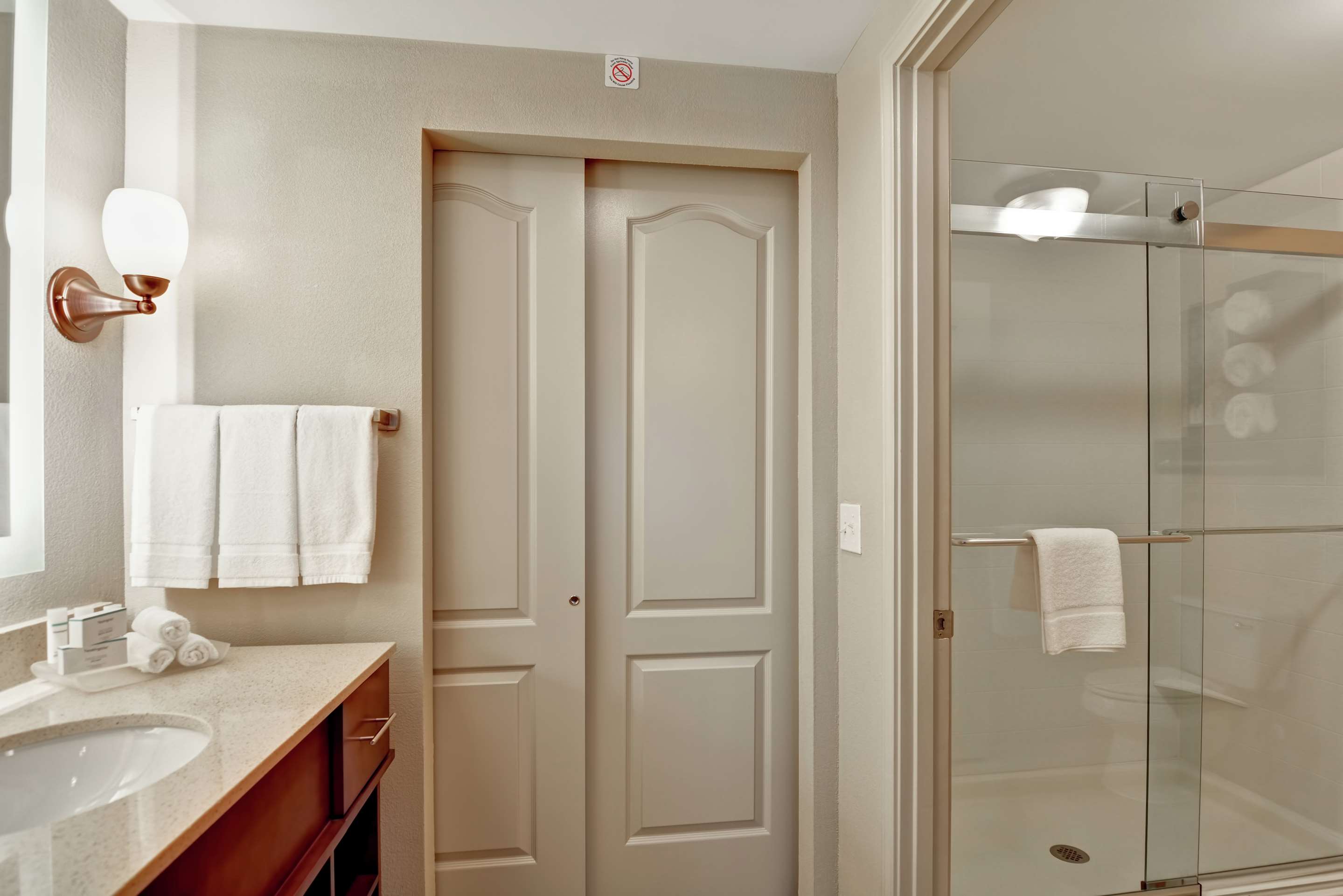 Guest room bath