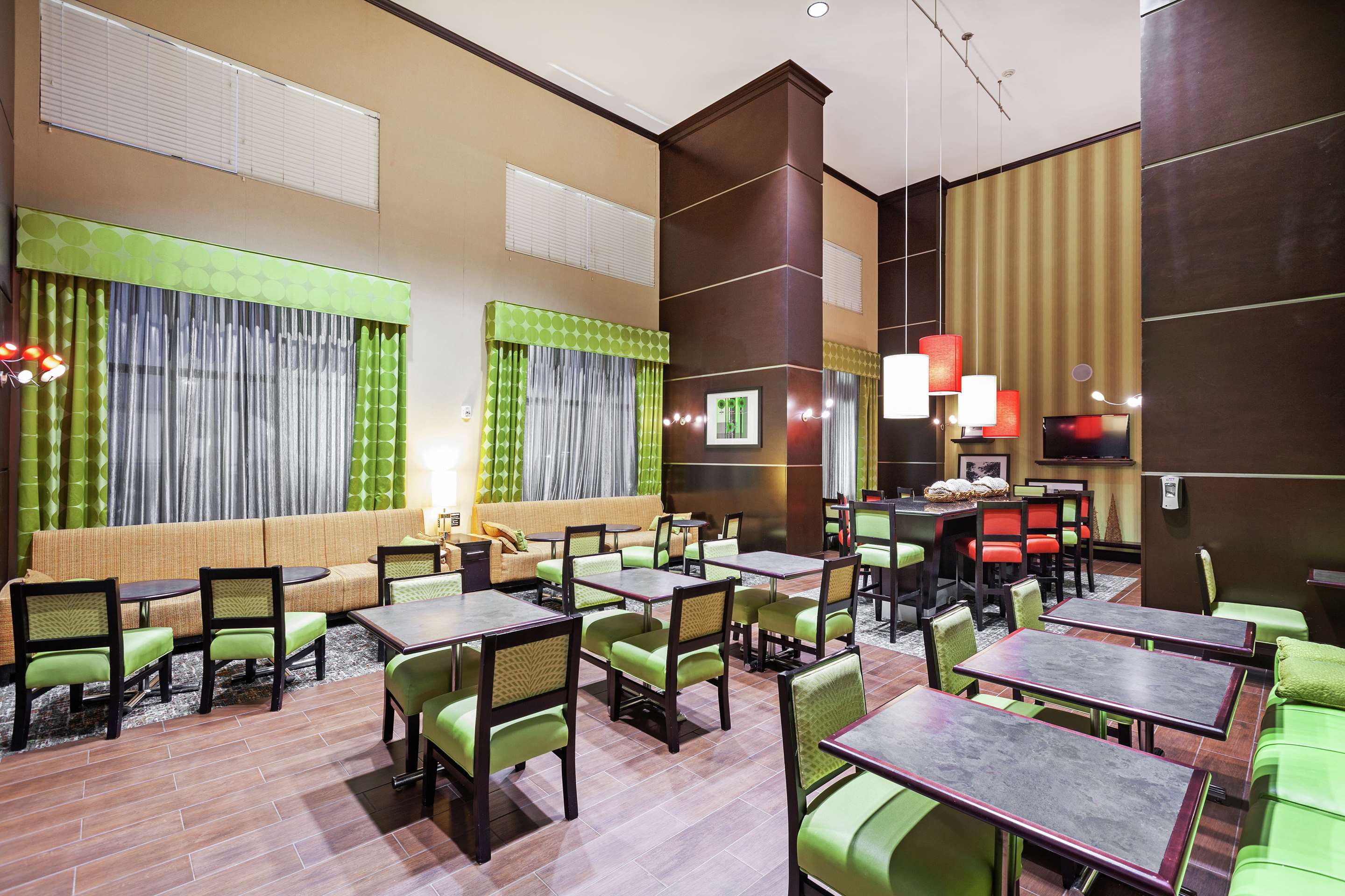 Breakfast Area | Hampton Inn & Suites Houston/League City, TX