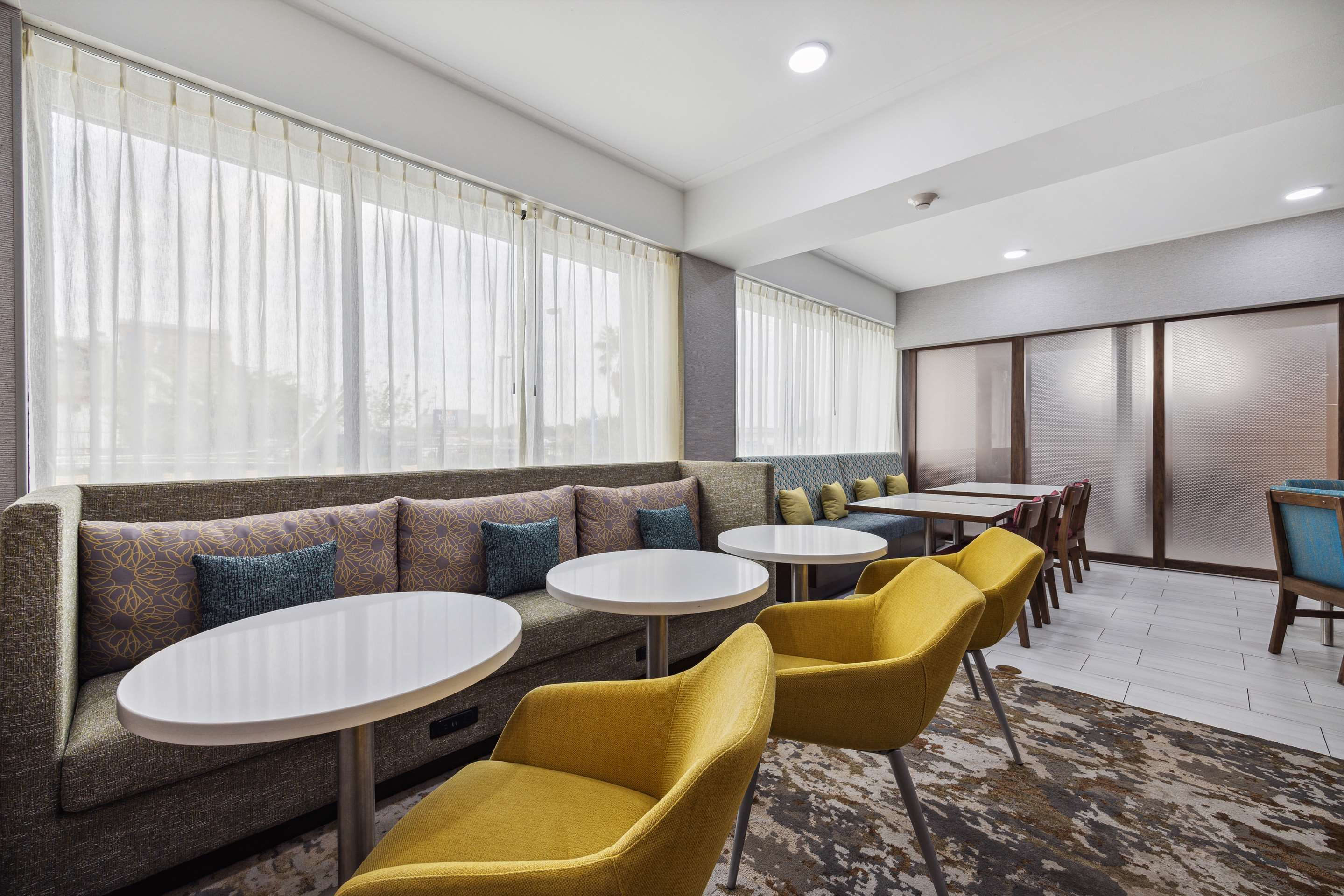 Breakfast Area | Hampton Inn Houston-Brookhollow