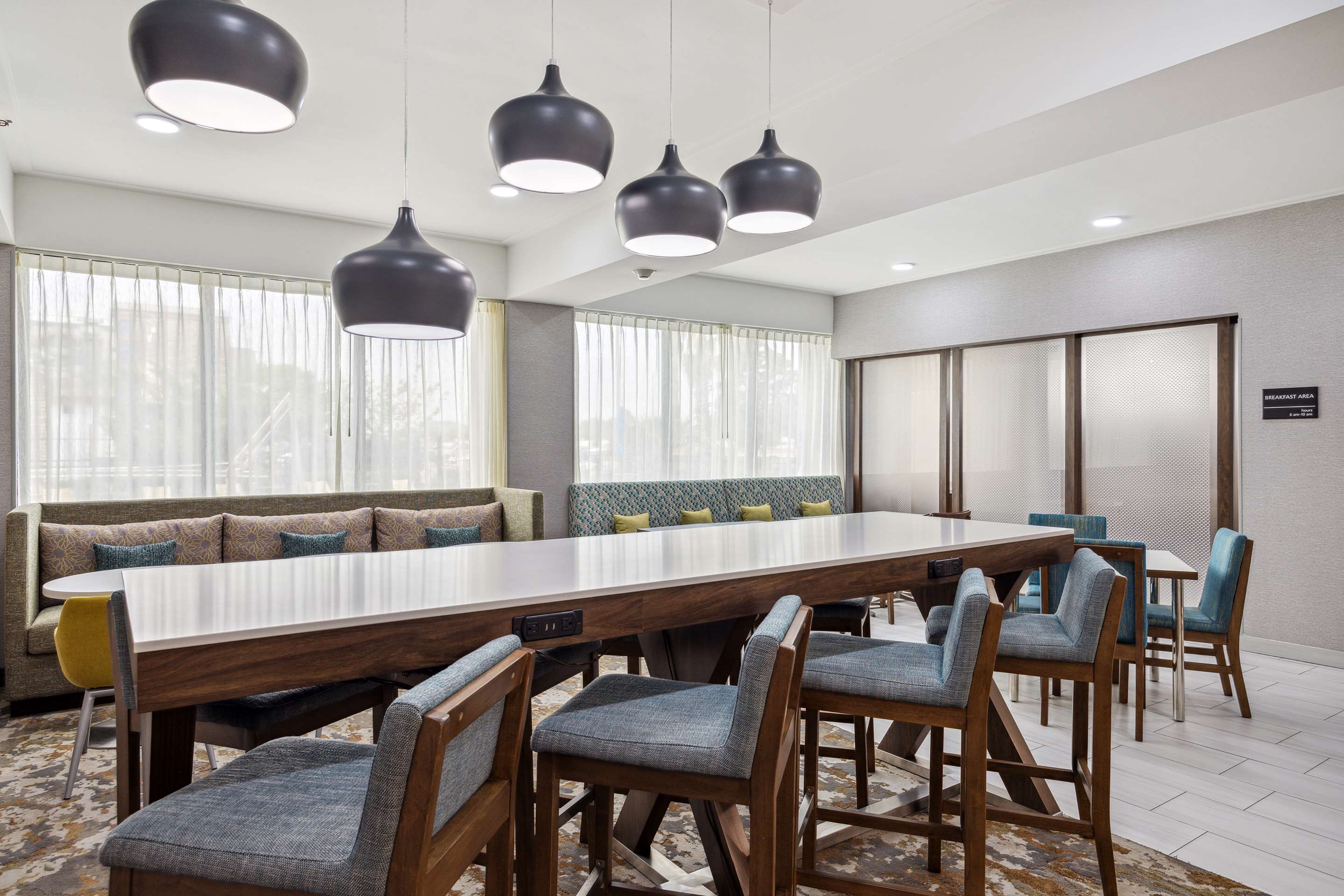 Breakfast Area | Hampton Inn Houston-Brookhollow