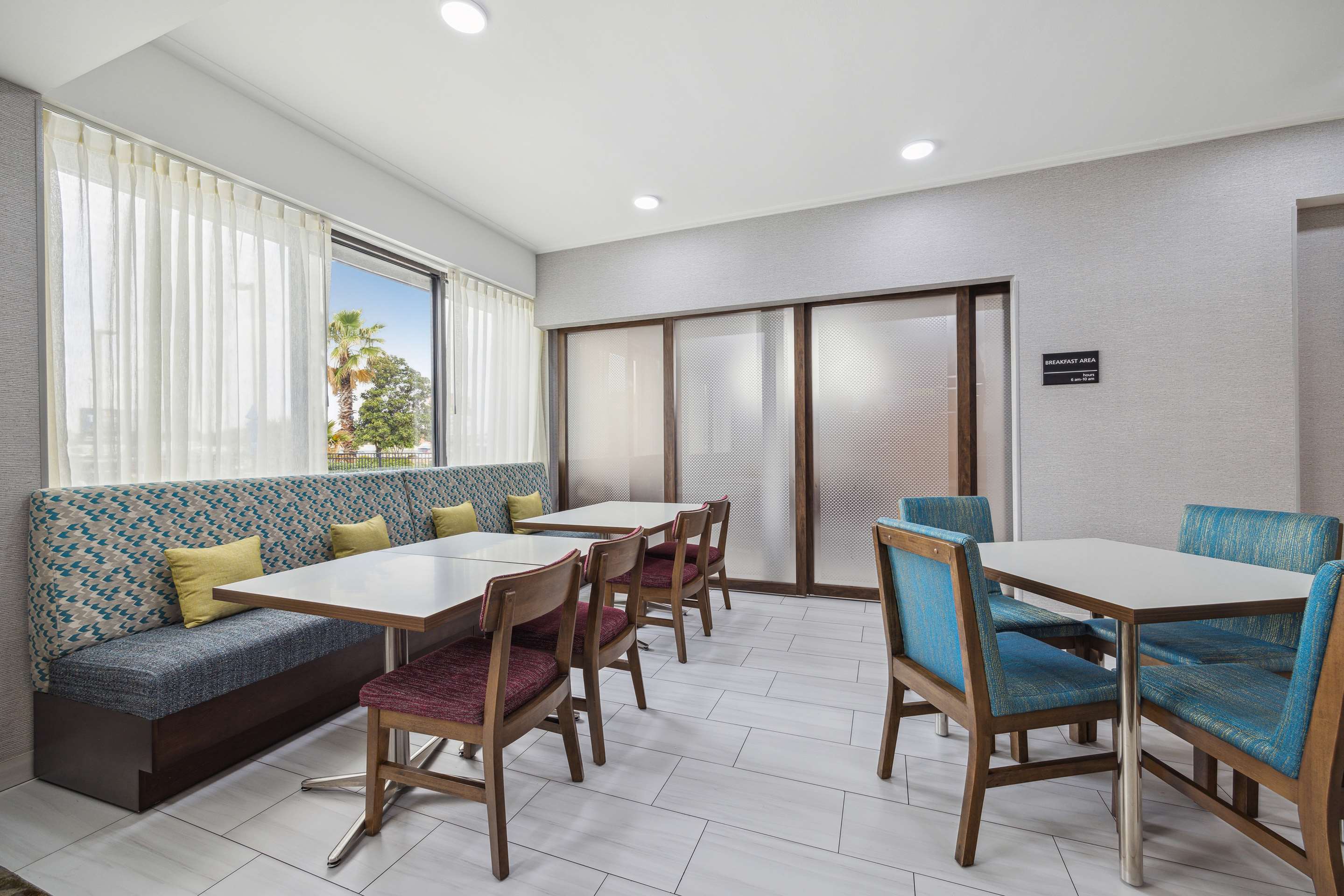 Breakfast Area | Hampton Inn Houston-Brookhollow