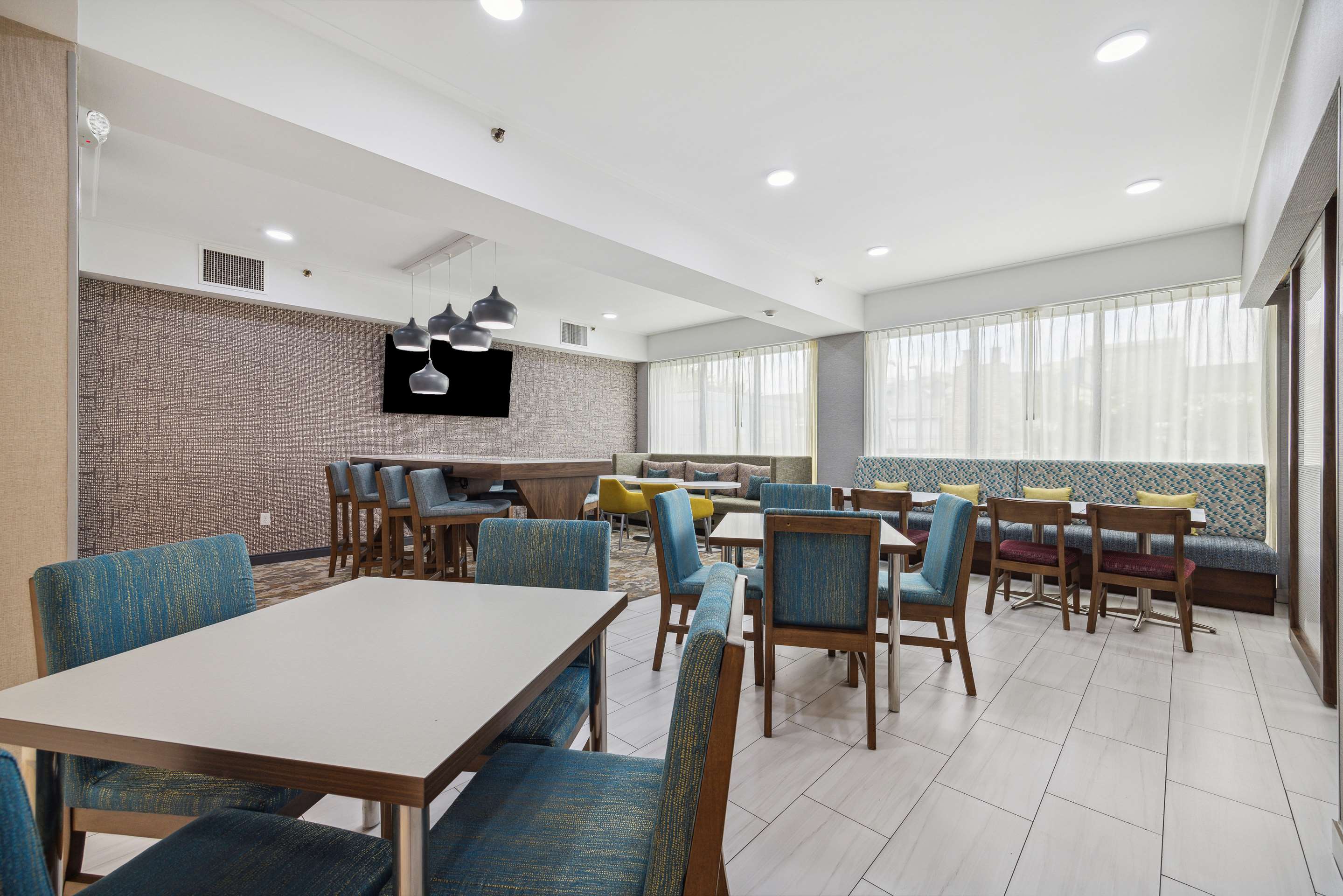 Breakfast Area | Hampton Inn Houston-Brookhollow