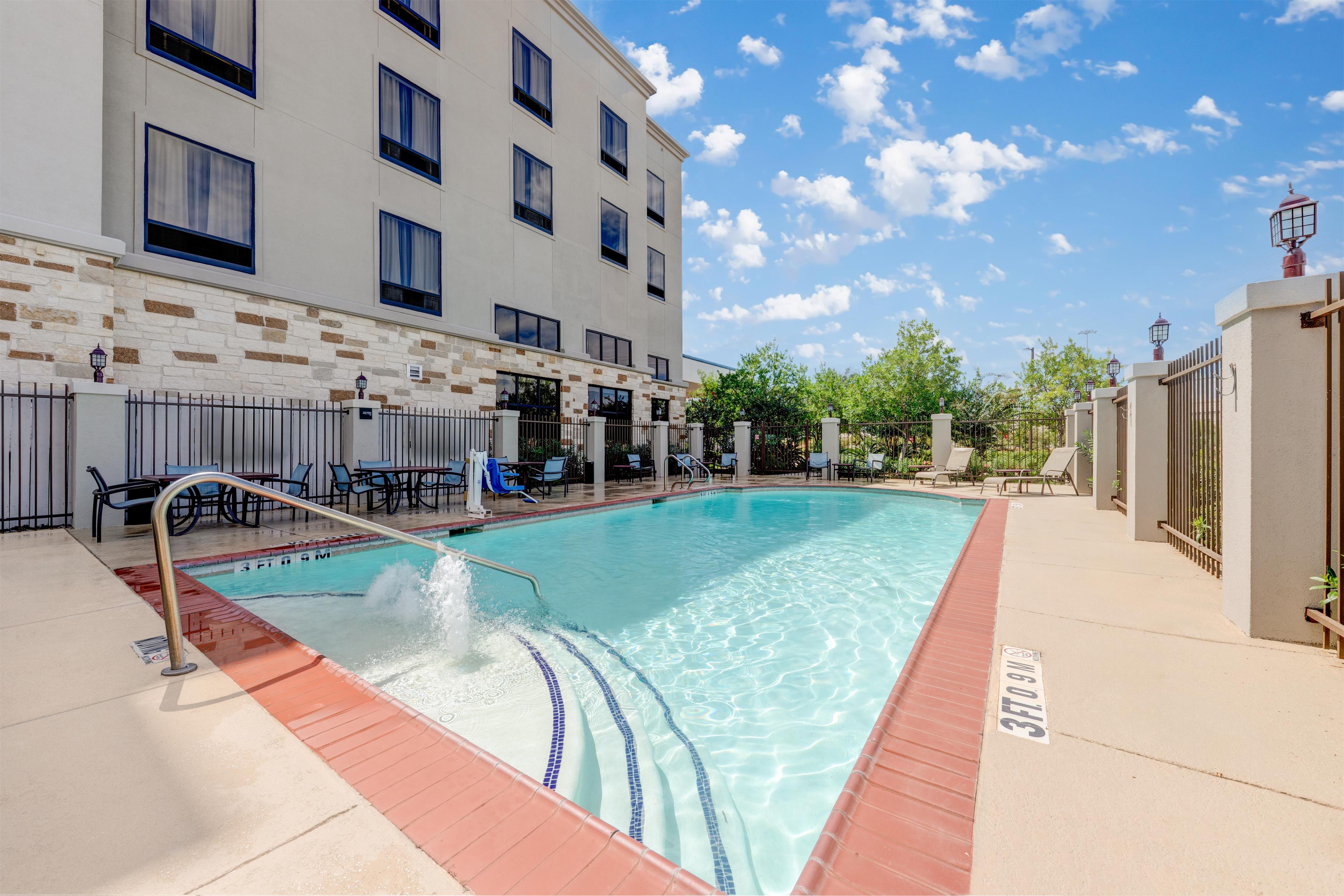 Pool | Hampton Inn & Suites Houston/Pasadena