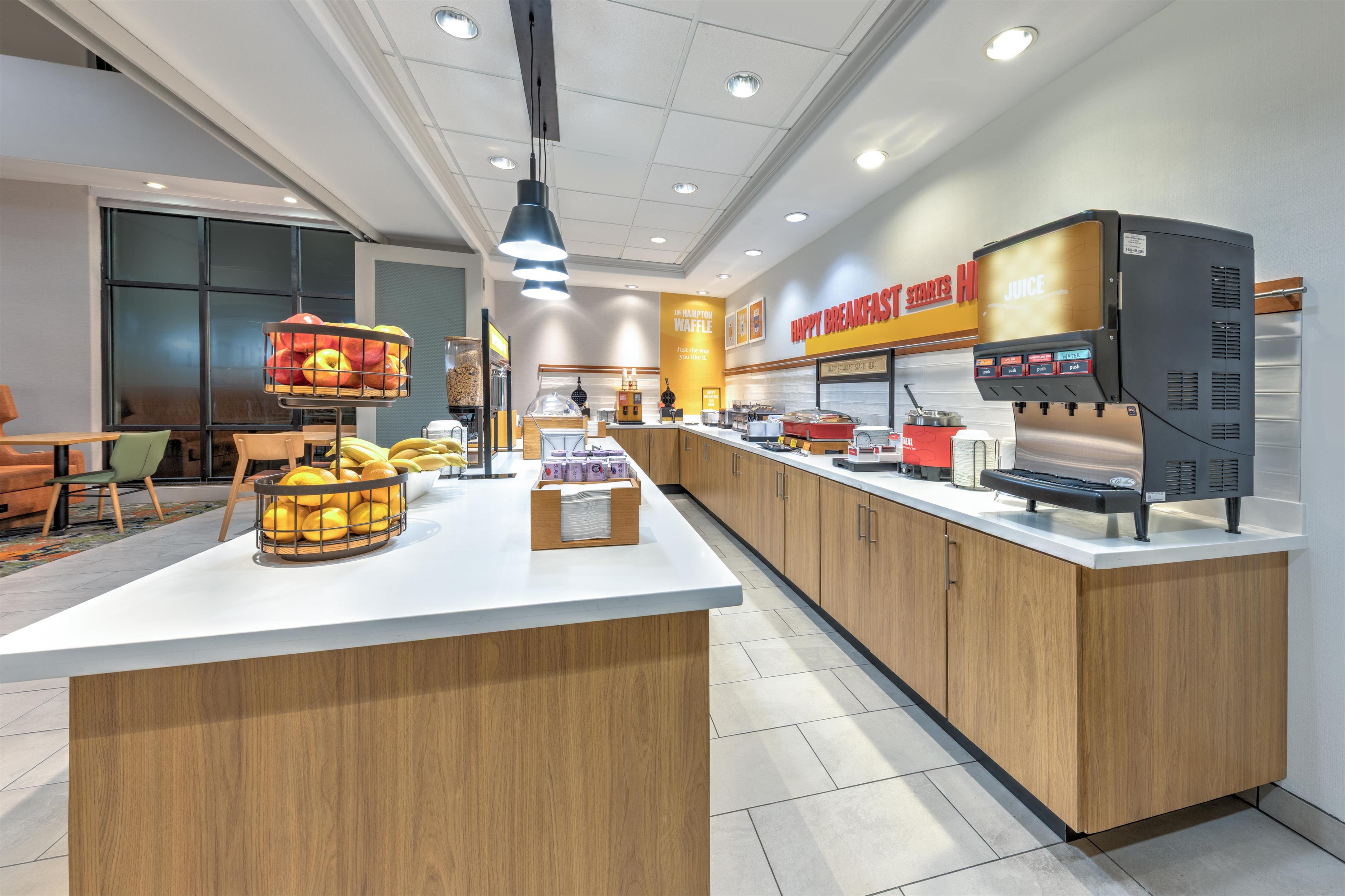 Breakfast Area | Hampton Inn & Suites Houston/Pasadena