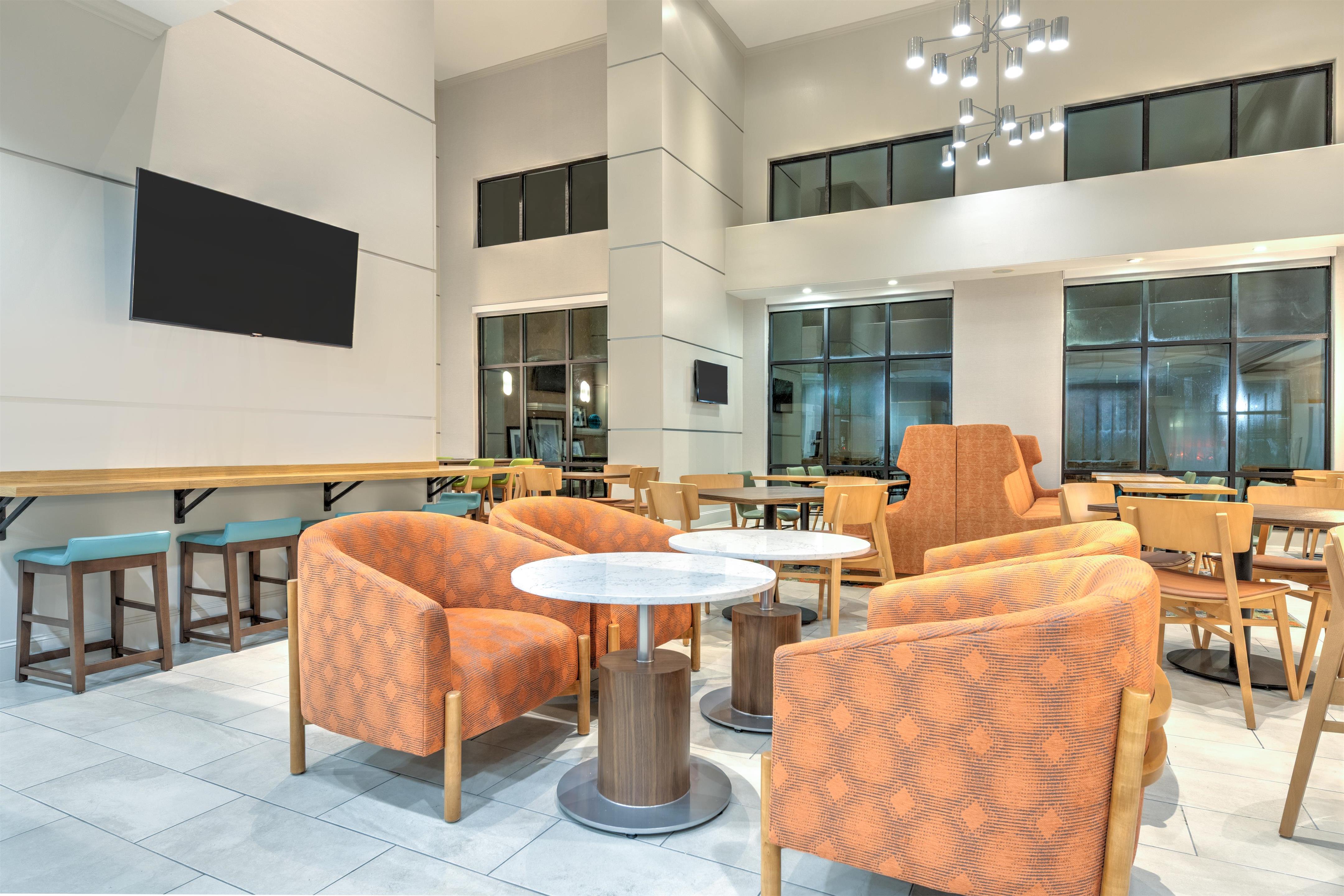 Breakfast Area | Hampton Inn & Suites Houston/Pasadena