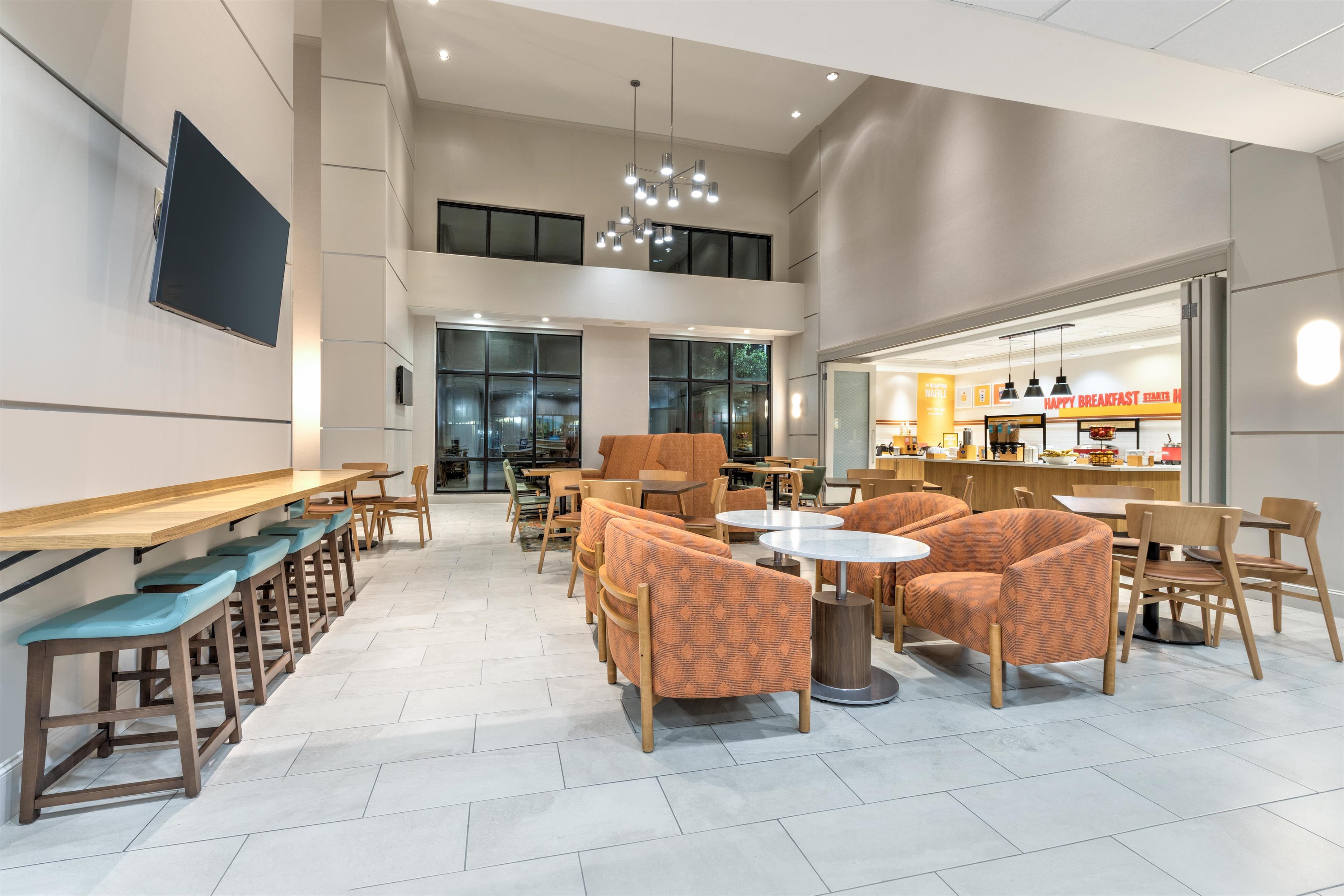 Breakfast Area | Hampton Inn & Suites Houston/Pasadena