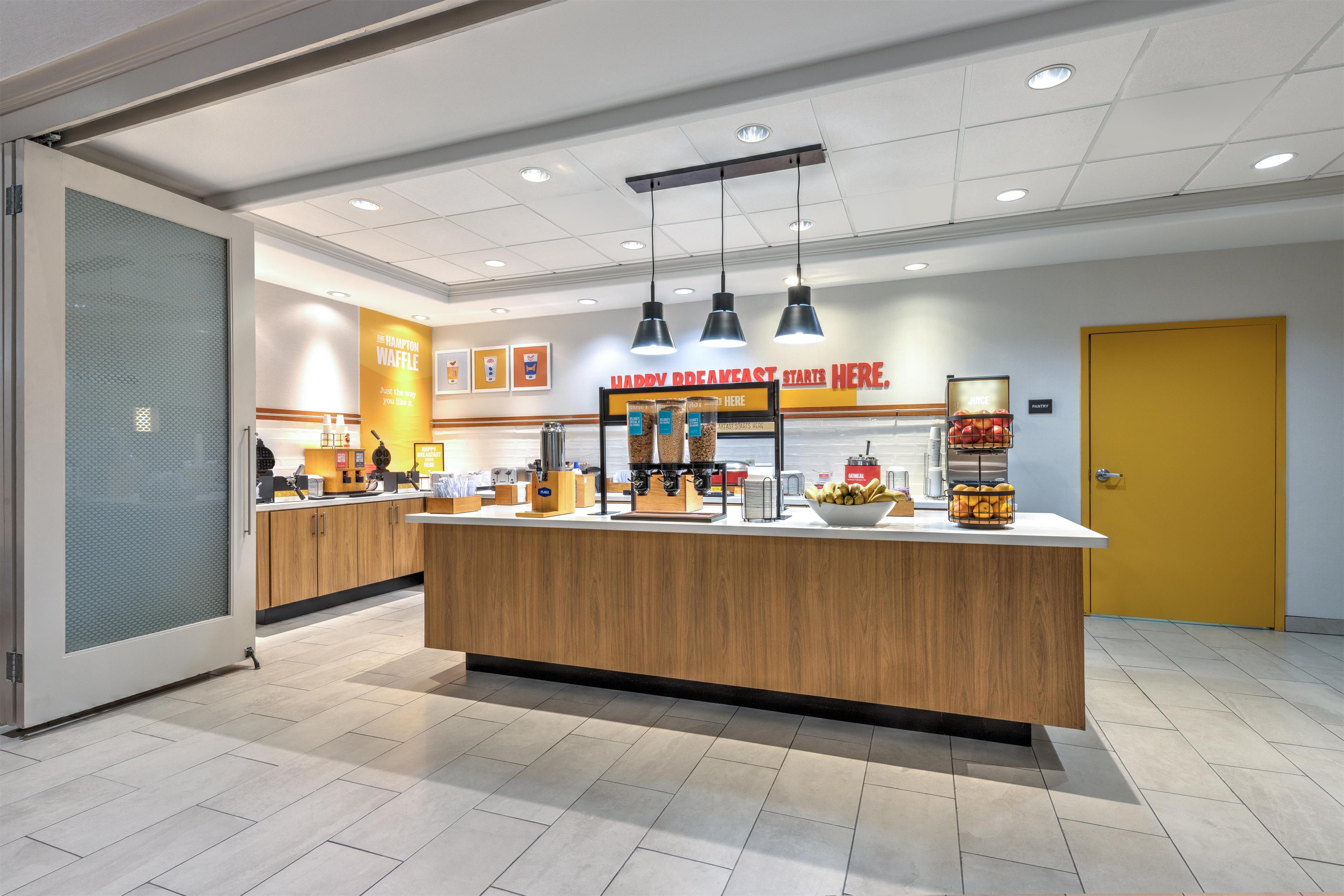 Breakfast Area | Hampton Inn & Suites Houston/Pasadena