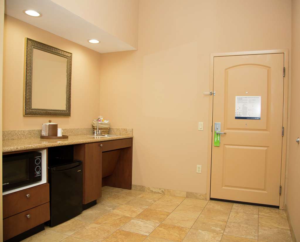 Hampton Inn and Suites Houston-Rosenberg - Tap to explore photos