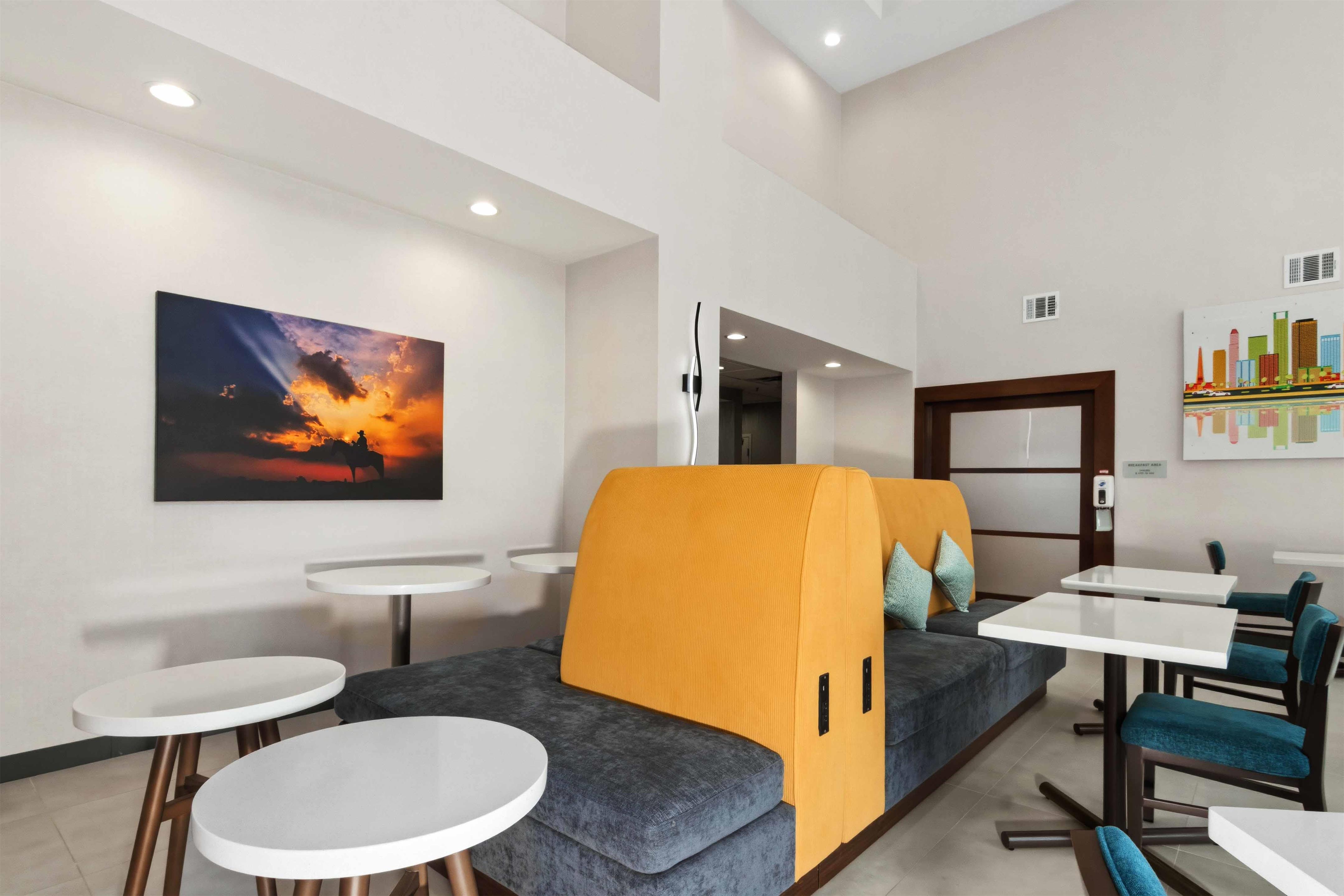 Breakfast Area | Hampton Inn & Suites Houston - Rosenberg