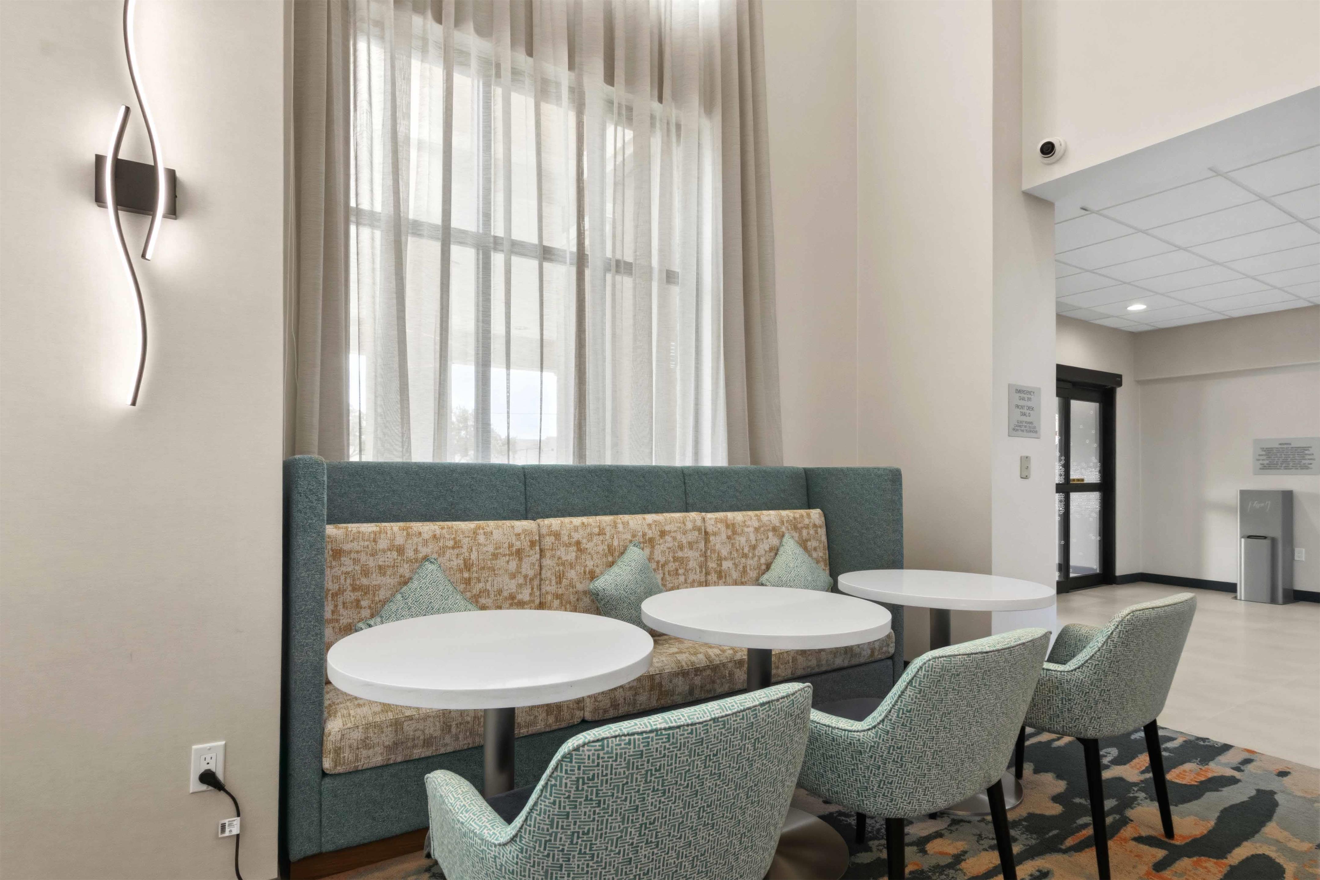 Breakfast Area | Hampton Inn & Suites Houston - Rosenberg