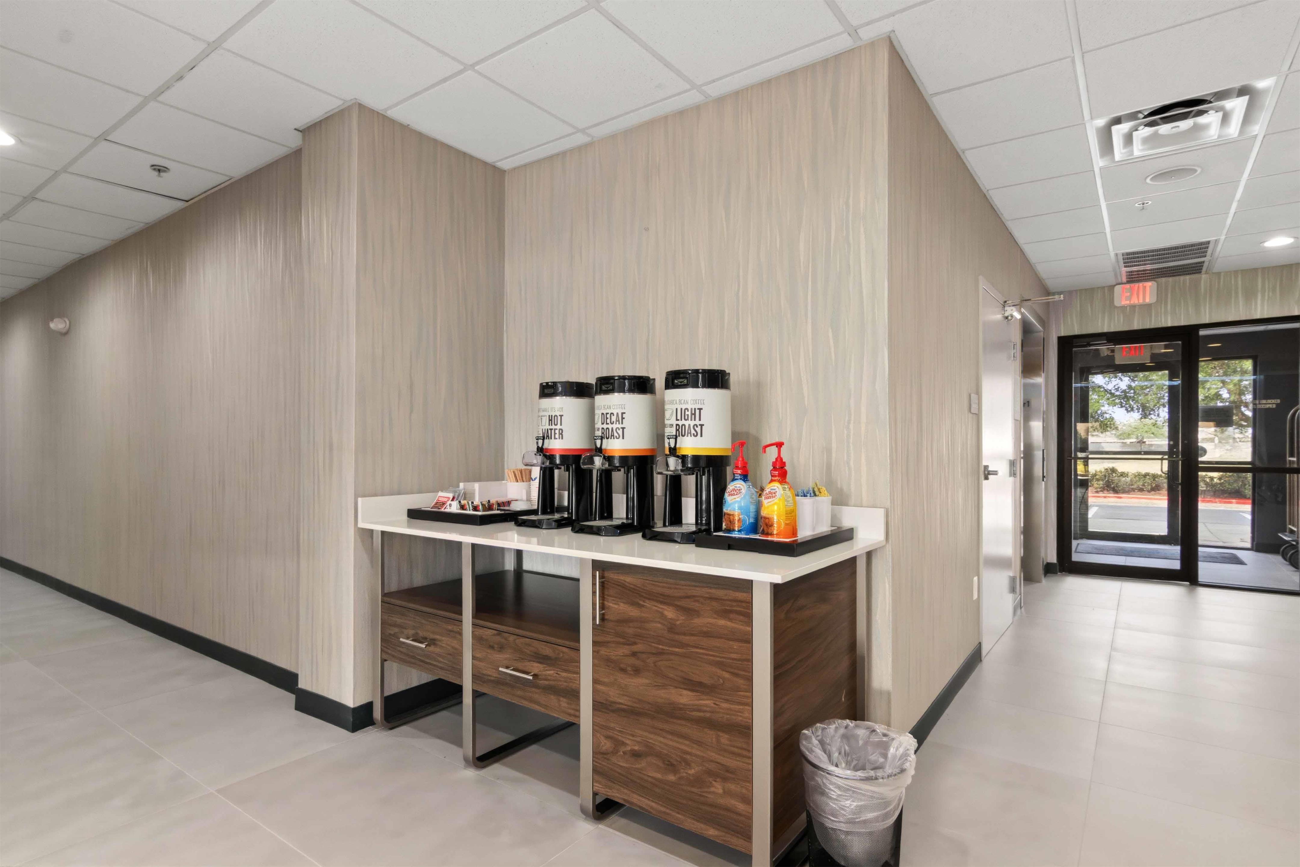 Restaurant | Hampton Inn & Suites Houston - Rosenberg