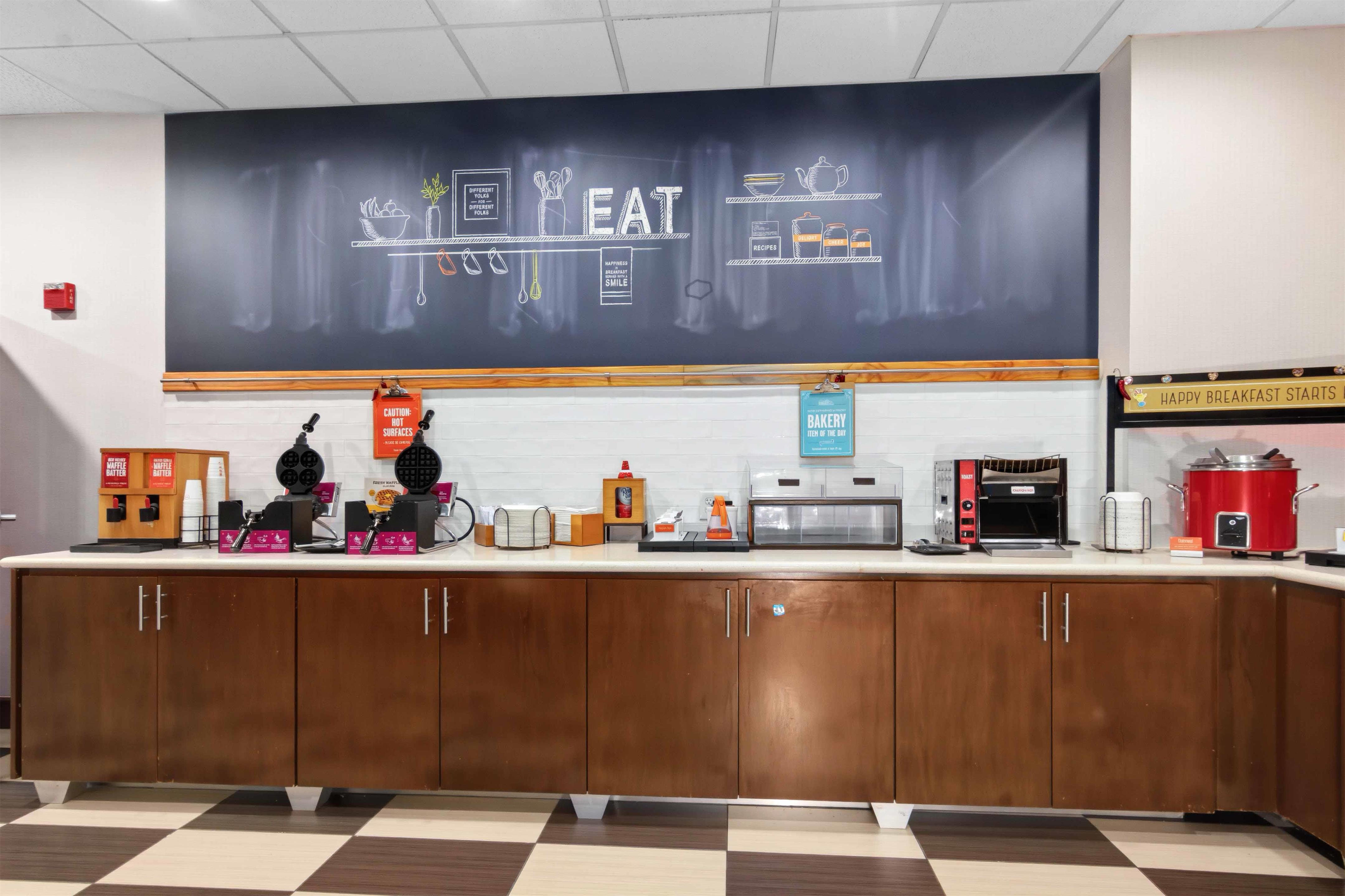 Breakfast Area | Hampton Inn & Suites Houston - Rosenberg
