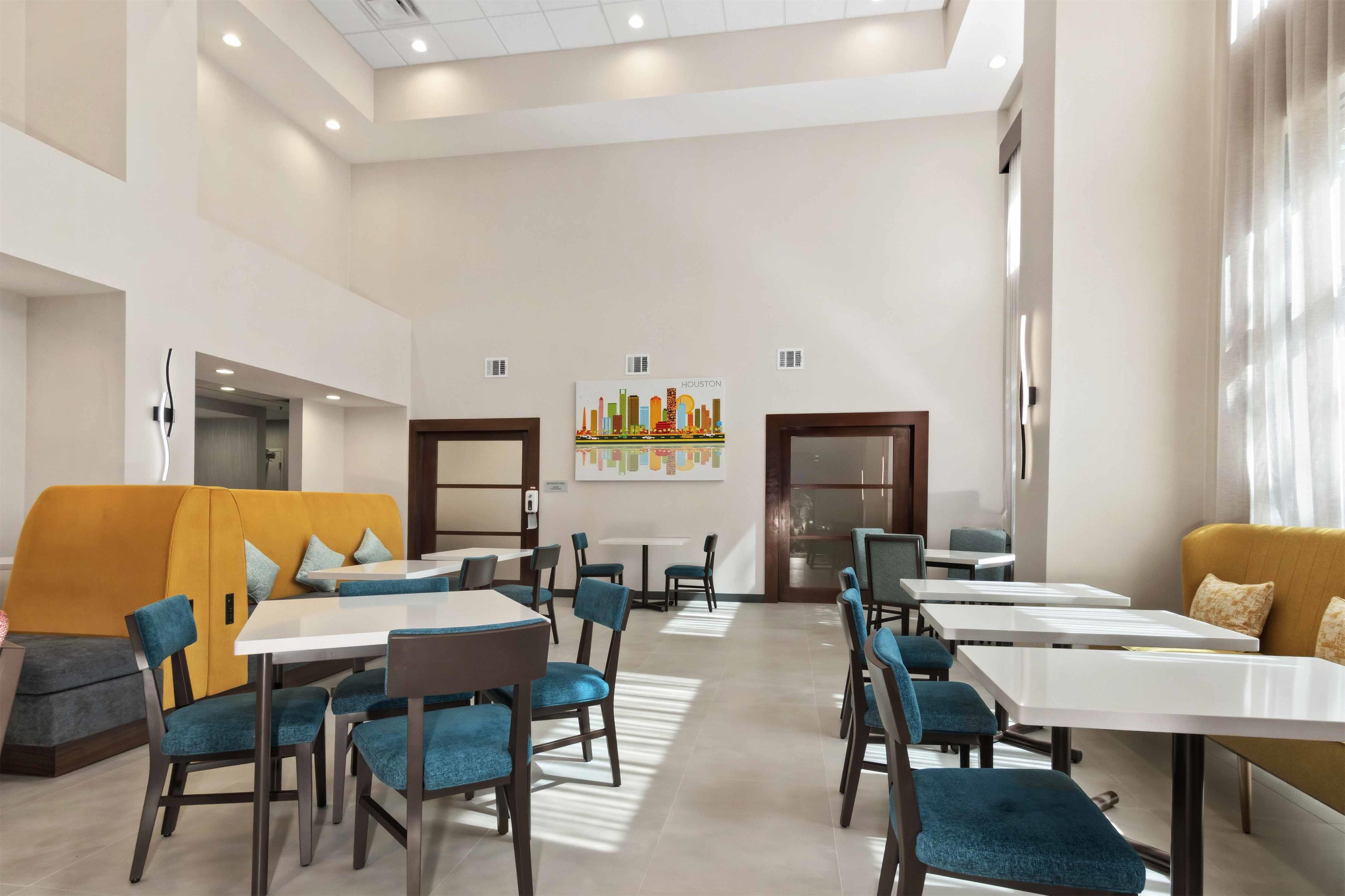 Breakfast Area | Hampton Inn & Suites Houston - Rosenberg