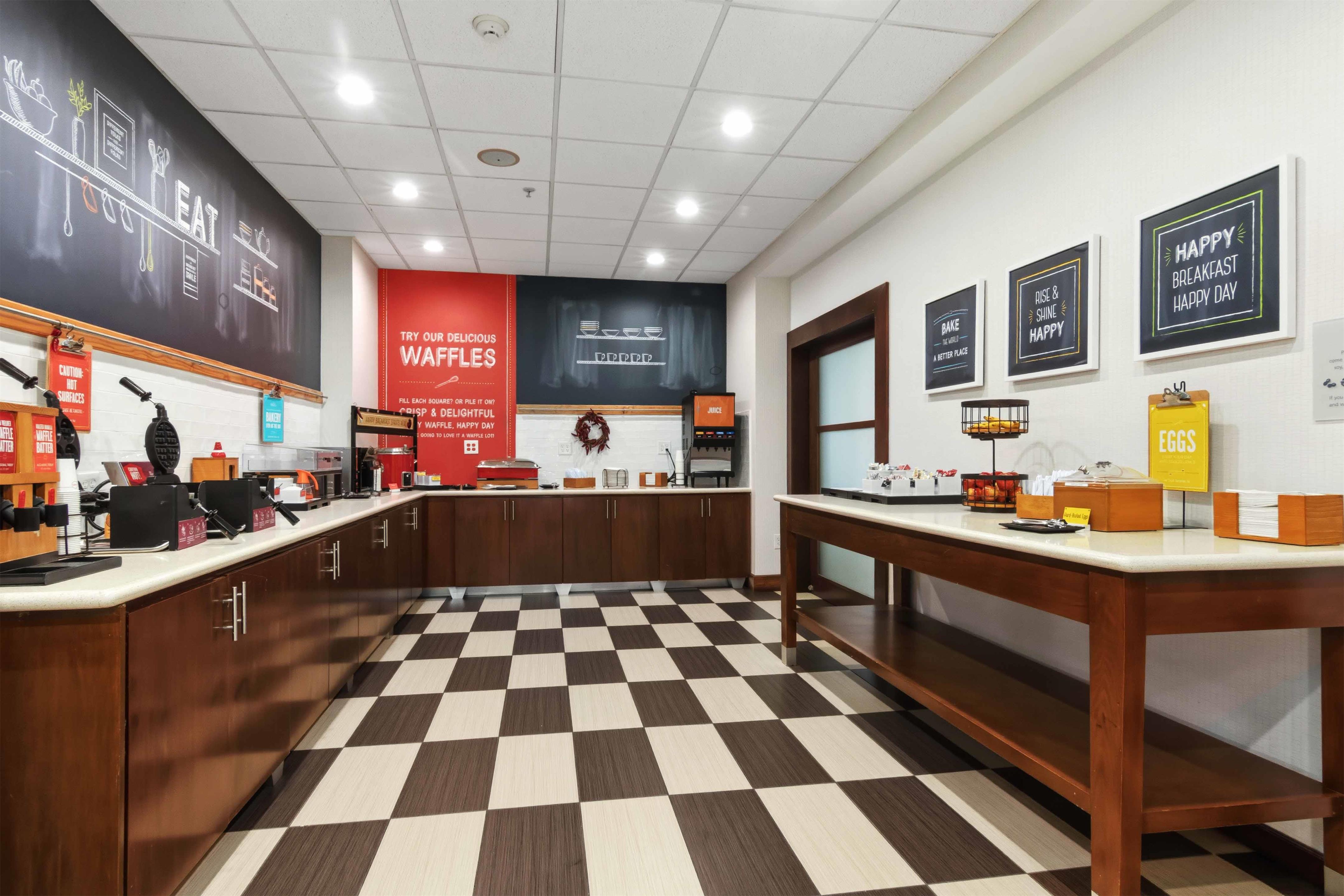 Breakfast Area | Hampton Inn & Suites Houston - Rosenberg