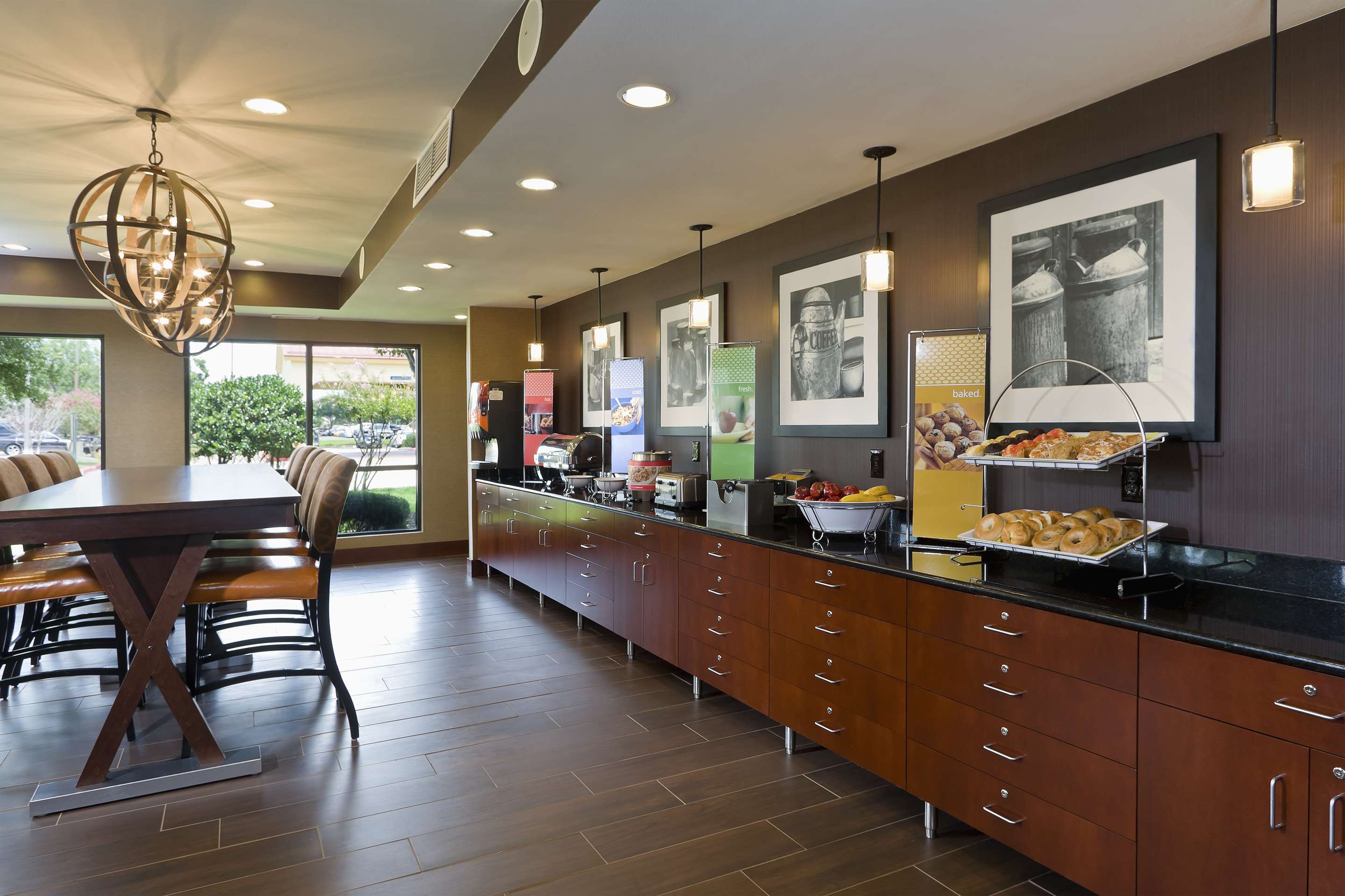 Breakfast Area | Hampton Inn Houston/Stafford