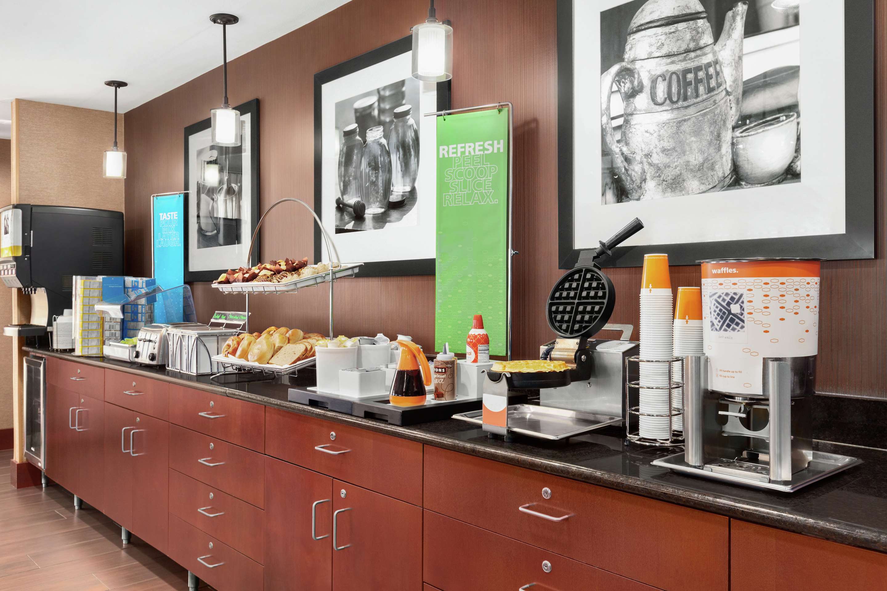 Breakfast Area | Hampton Inn Houston/Stafford