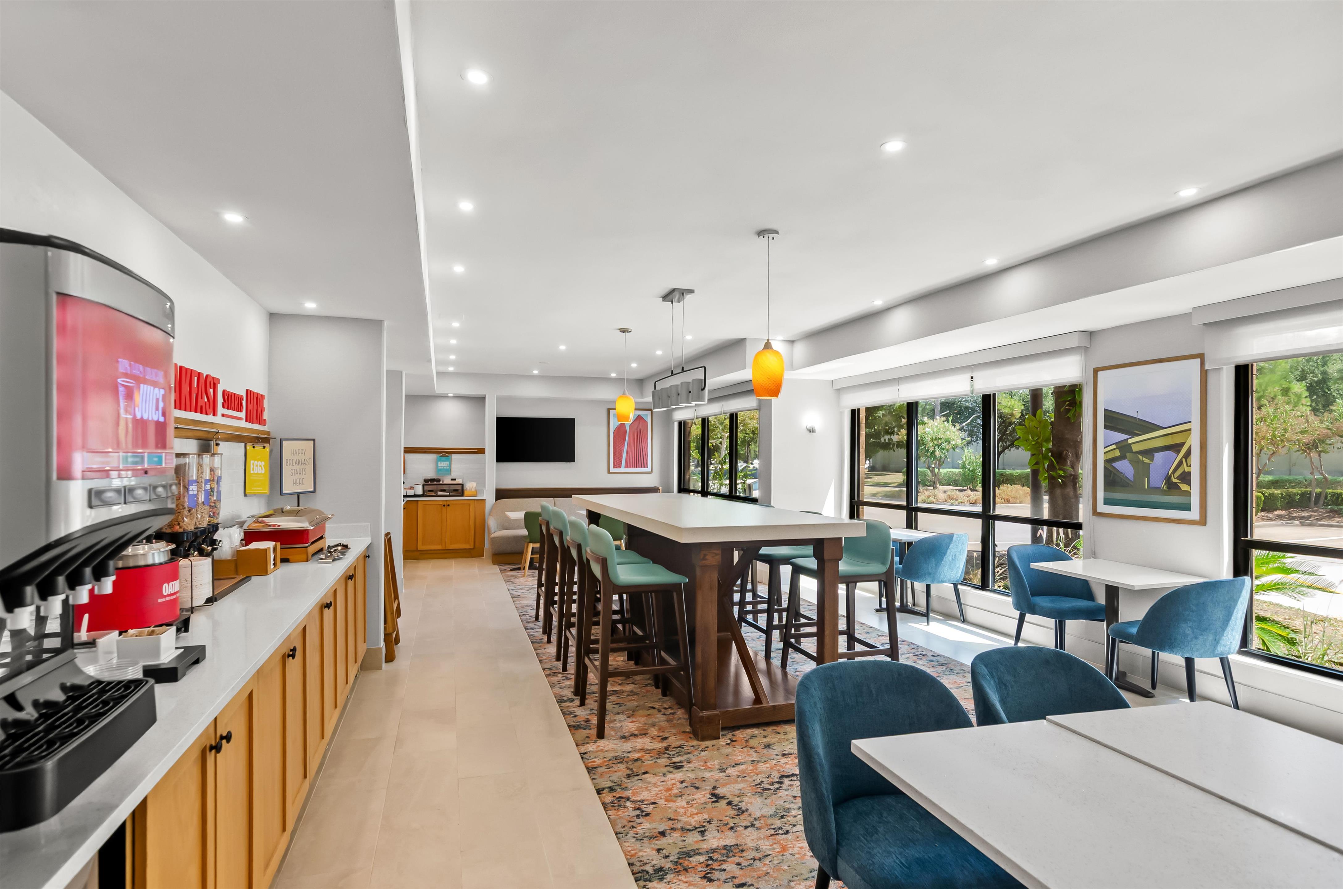 Breakfast Area | Hampton Inn Houston-Willowbrook Mall