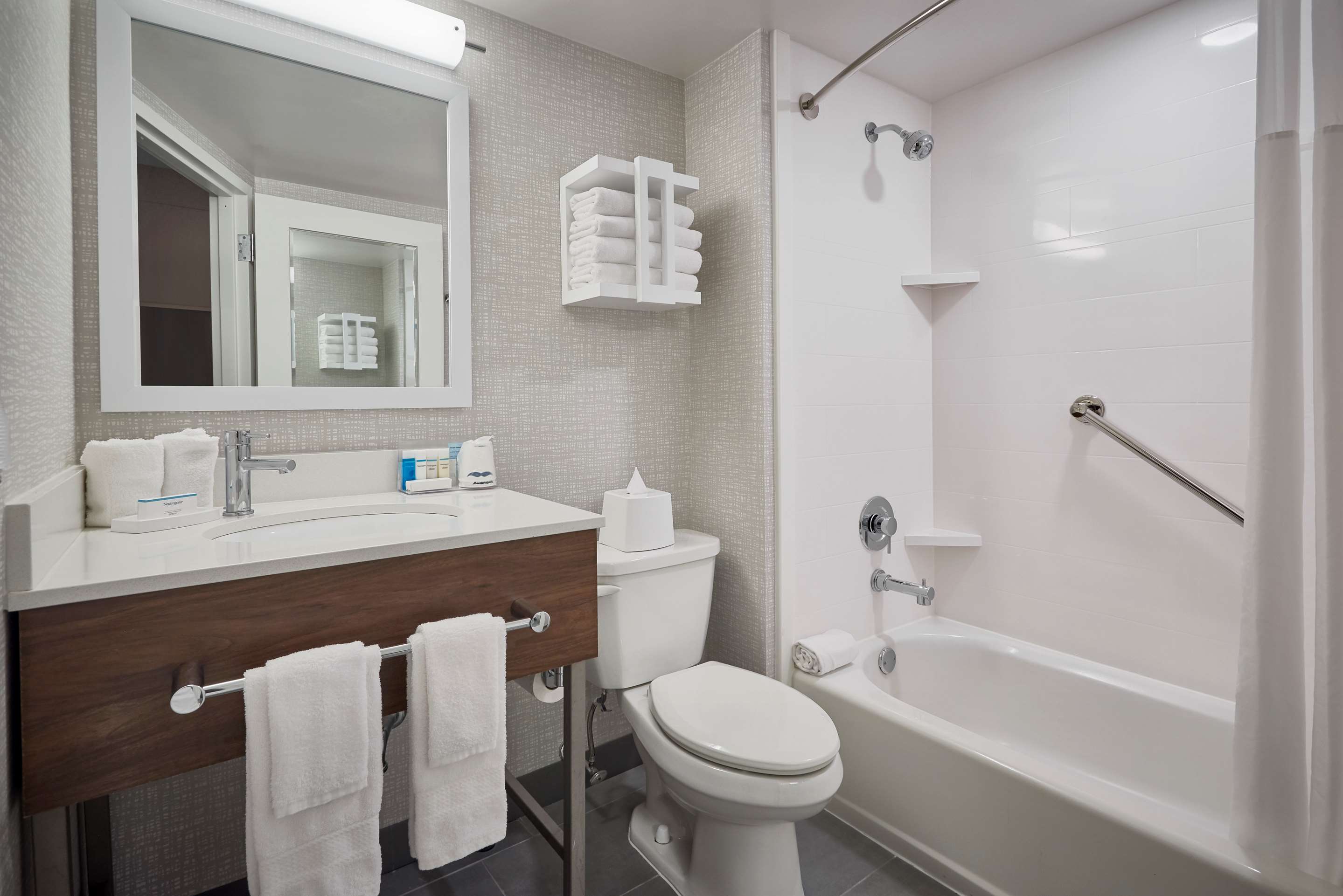 Guest room bath