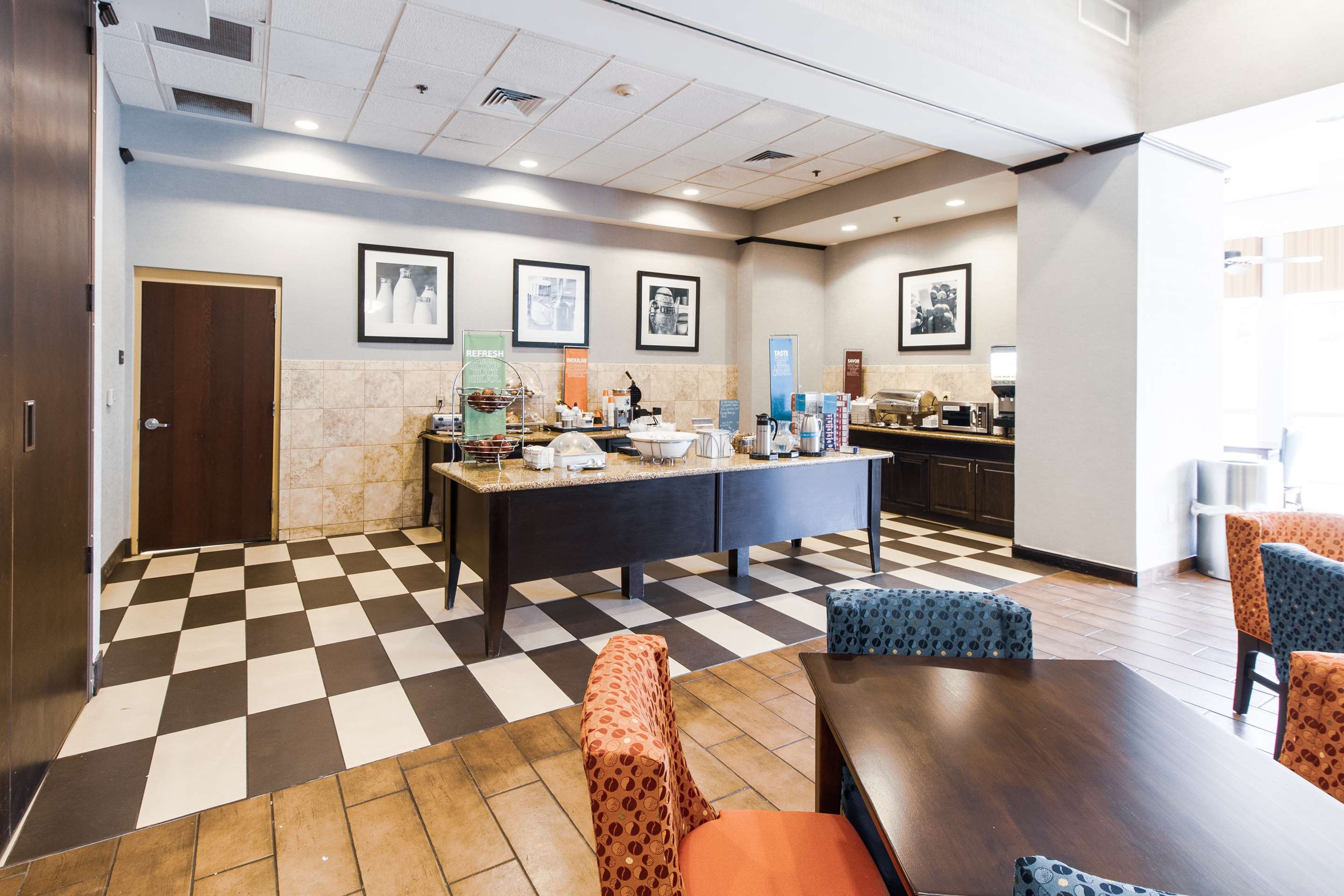 Restaurant | Hampton Inn & Suites Huntsville Hampton Cove
