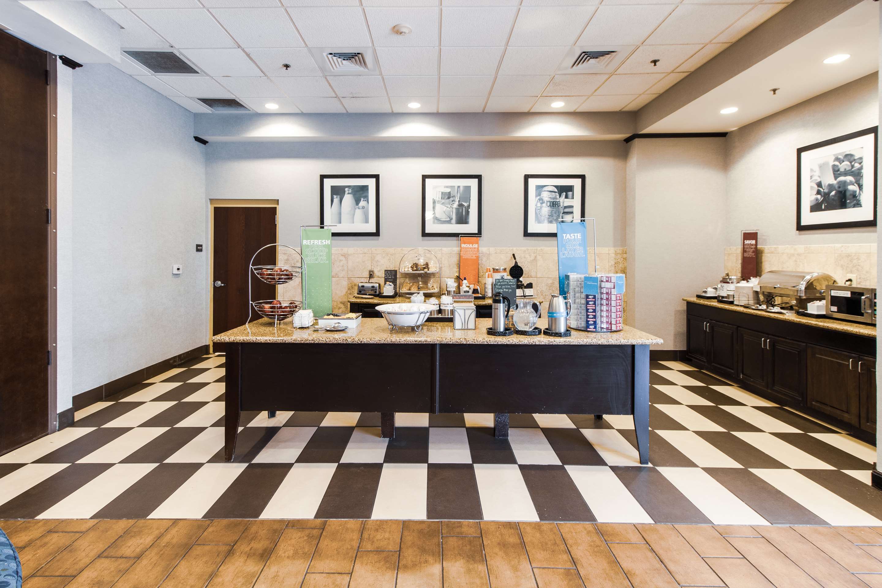 Breakfast Area | Hampton Inn & Suites Huntsville Hampton Cove