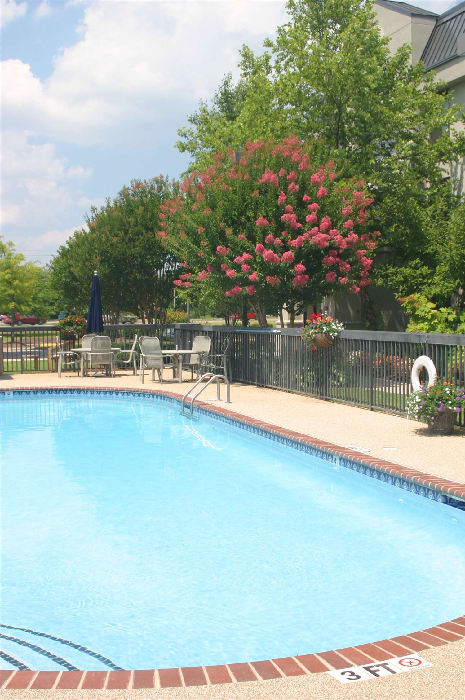 Pool | Hampton Inn Madison Huntsville Airport