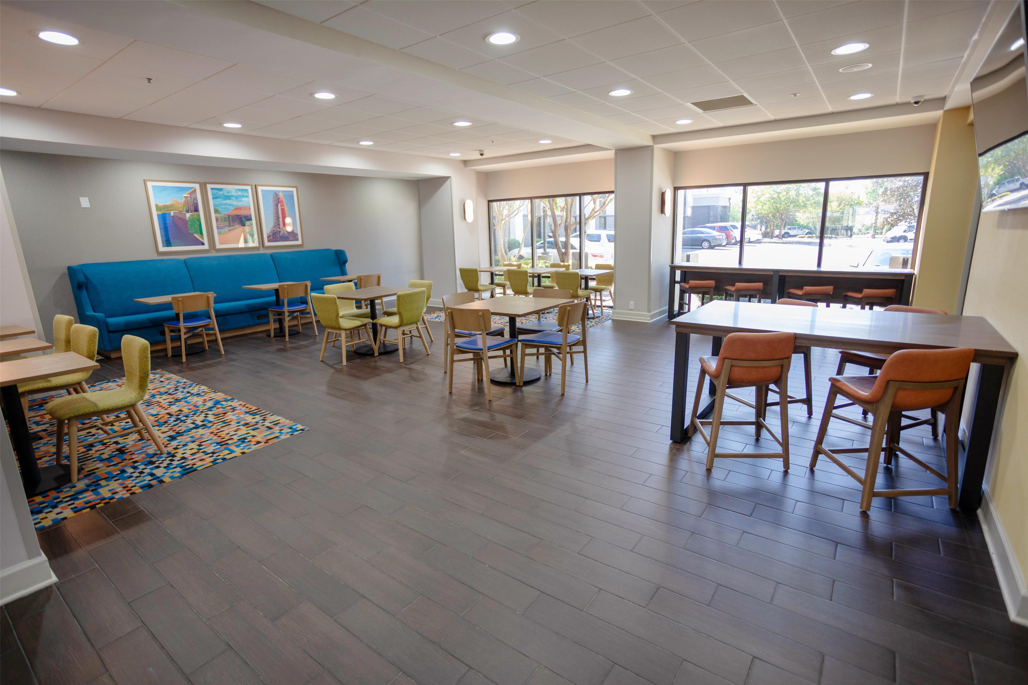 Breakfast Area | Hampton Inn Madison Huntsville Airport