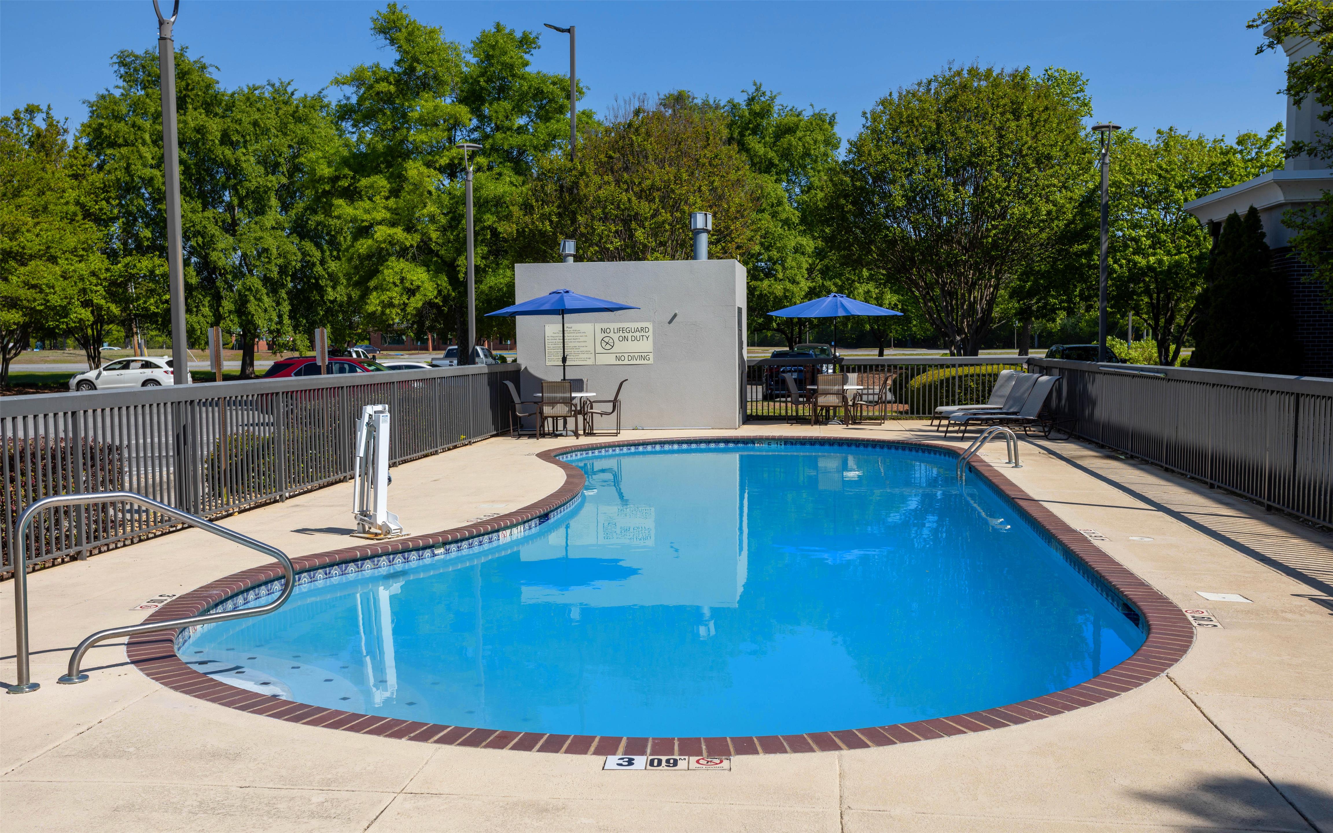 Pool | Hampton Inn Madison Huntsville Airport